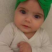 Tylia participe au concours pour gagner de l'argent avec cette photo : baby, child, green_bow, headband, white_outfit, arms_crossed, curious_expression, wide_eyes, infant, portrait, close_up, cute, indoor, person, skin, face, hands, young_child, headwear, soft_lighting