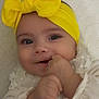 Tylia a rejoint le concours — aidez-le/la à gagner de superbes lots ! baby, infant, yellow_bow, headband, white_clothing, lace, hands, face, smiling, cute, soft_background, portrait, child, closeup, indoors, happy, adorable, young_child, skin, eyes