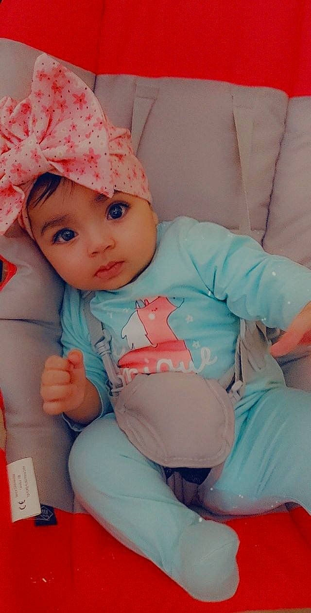 Nourhane participe au concours pour gagner de l'argent avec cette photo : arm, baby, baby_toddler_clothing, cap, child, comfort, eye, face, finger, headgear, headwear, human_body, orange, person, pink, skin, sleeve, textile, thigh, toddler