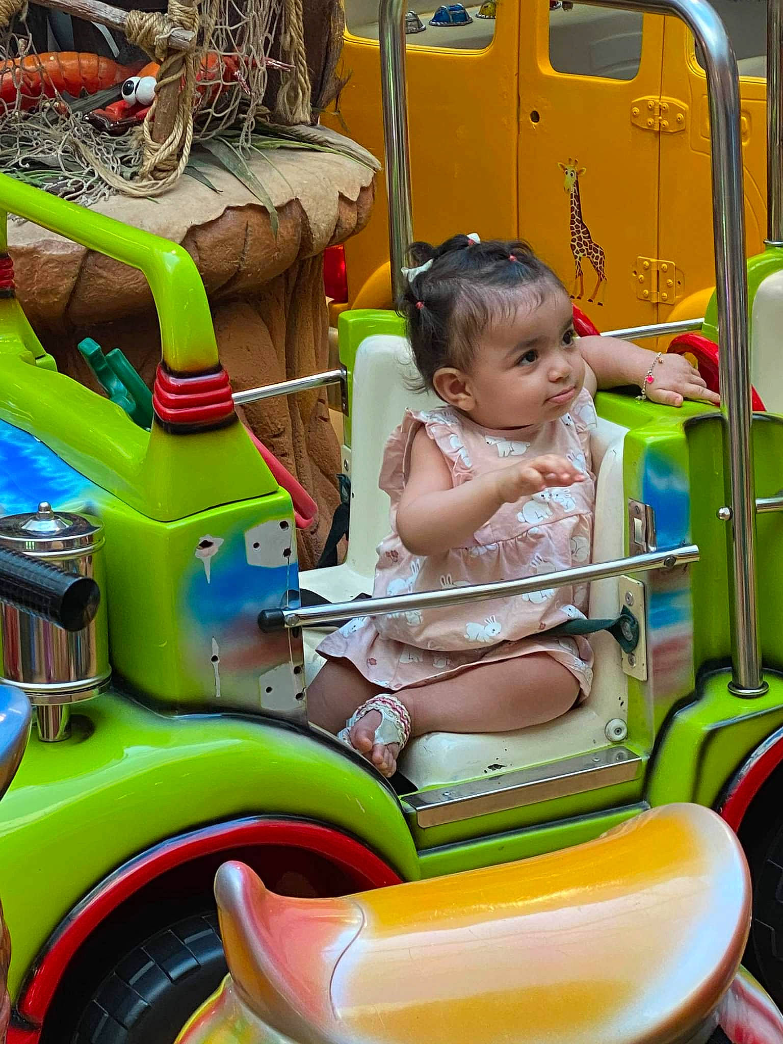 Nourhane a rejoint le concours — aidez-le/la à gagner de superbes lots ! automotive_design, automotive_exterior, automotive_tire, child, fender, fun, green, leisure, mode_of_transport, motor_vehicle, person, public_space, recreation, riding_toy, snapshot, tire, toddler, travel, vehicle, wheel