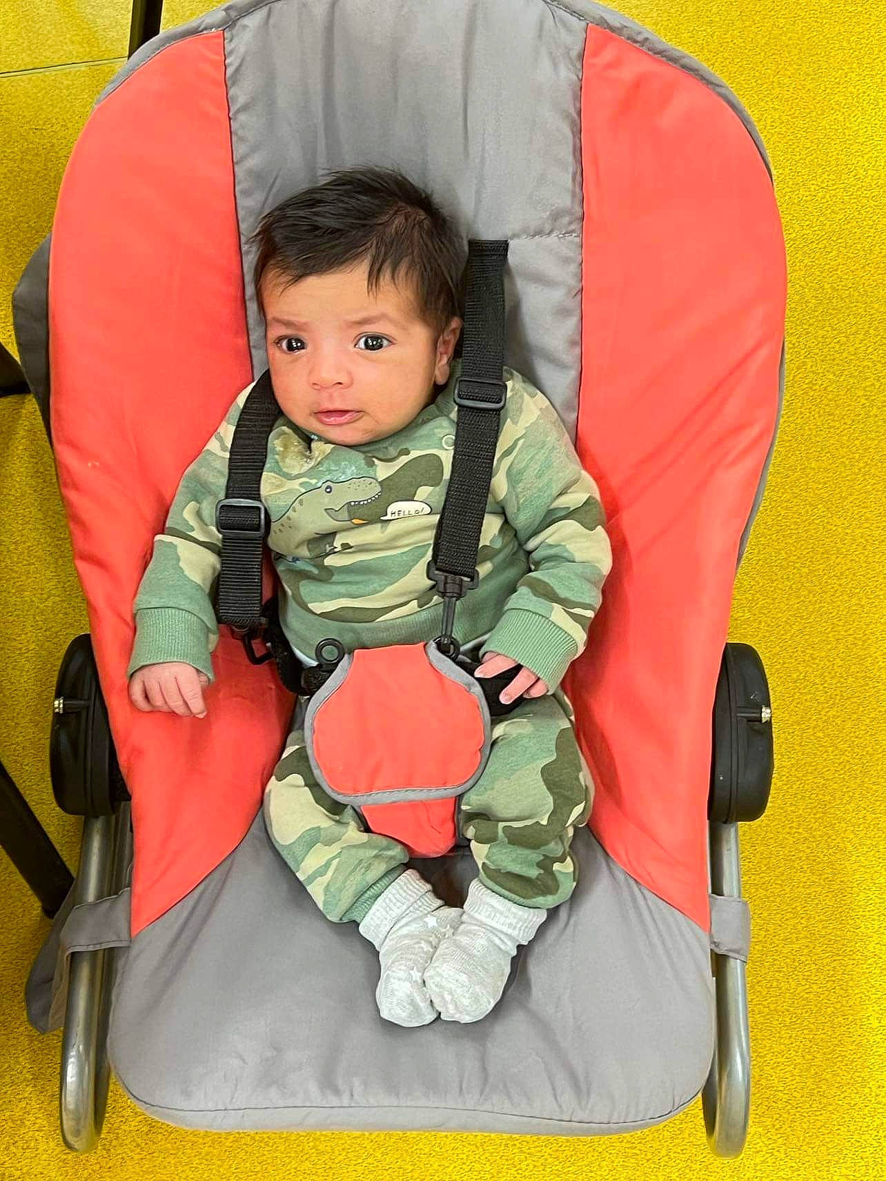 Harkati Ayan participe au concours pour gagner de l'argent avec cette photo : arm, armrest, auto_part, baby, baby_carriage, baby_products, baby_toddler_clothing, bag, car_seat, carmine, chair, child, comfort, eye, fashion_accessory, fun, lap, leisure, person, sitting