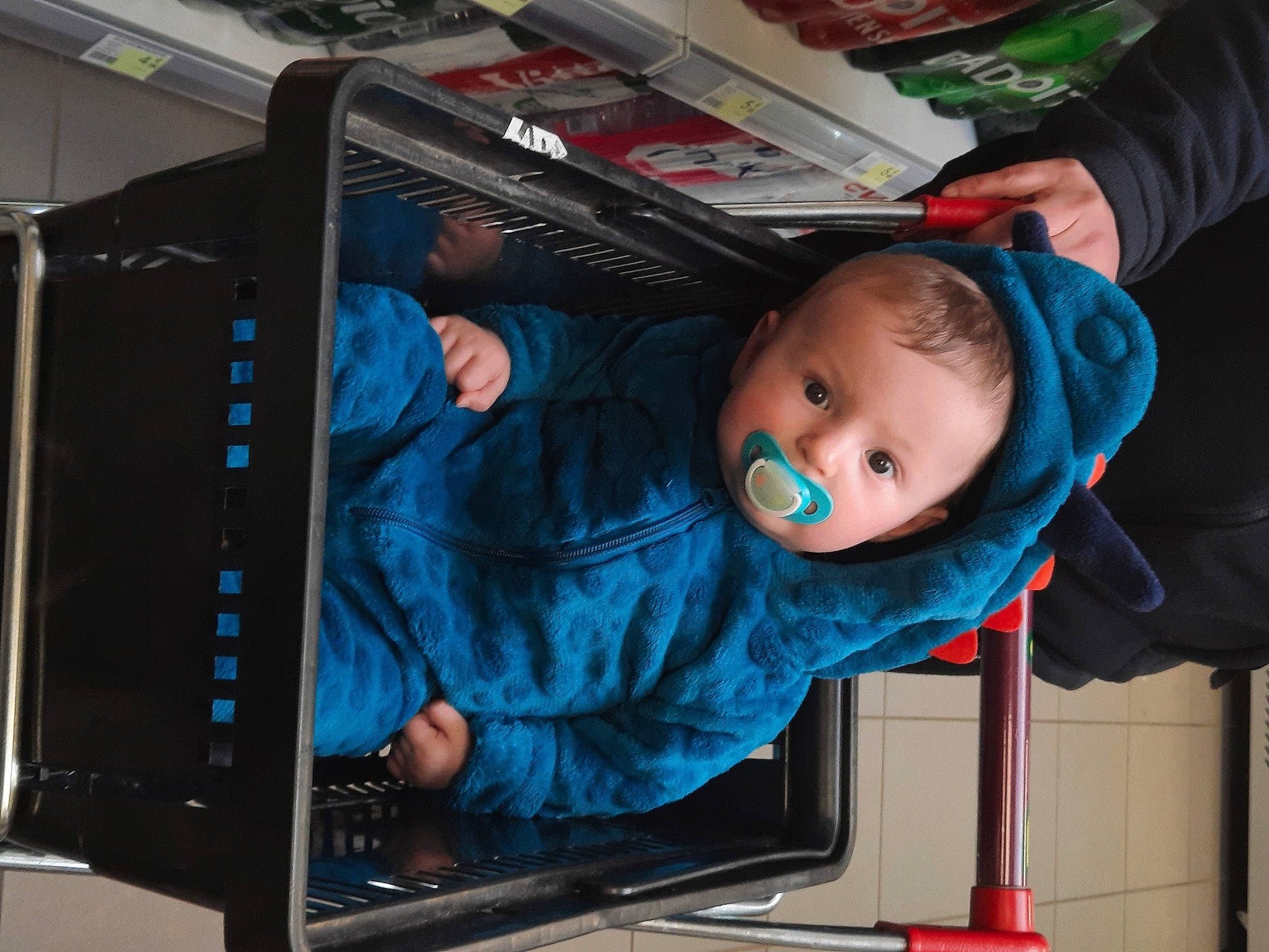 Thyméo participe au concours pour gagner de l'argent avec cette photo : audio_equipment, baby, baby_toddler_clothing, chair, child, computer_hardware, display_device, electric_blue, electronic_device, gadget, home_appliance, machine, major_appliance, multimedia, person, product, room, technology, television_set, toddler