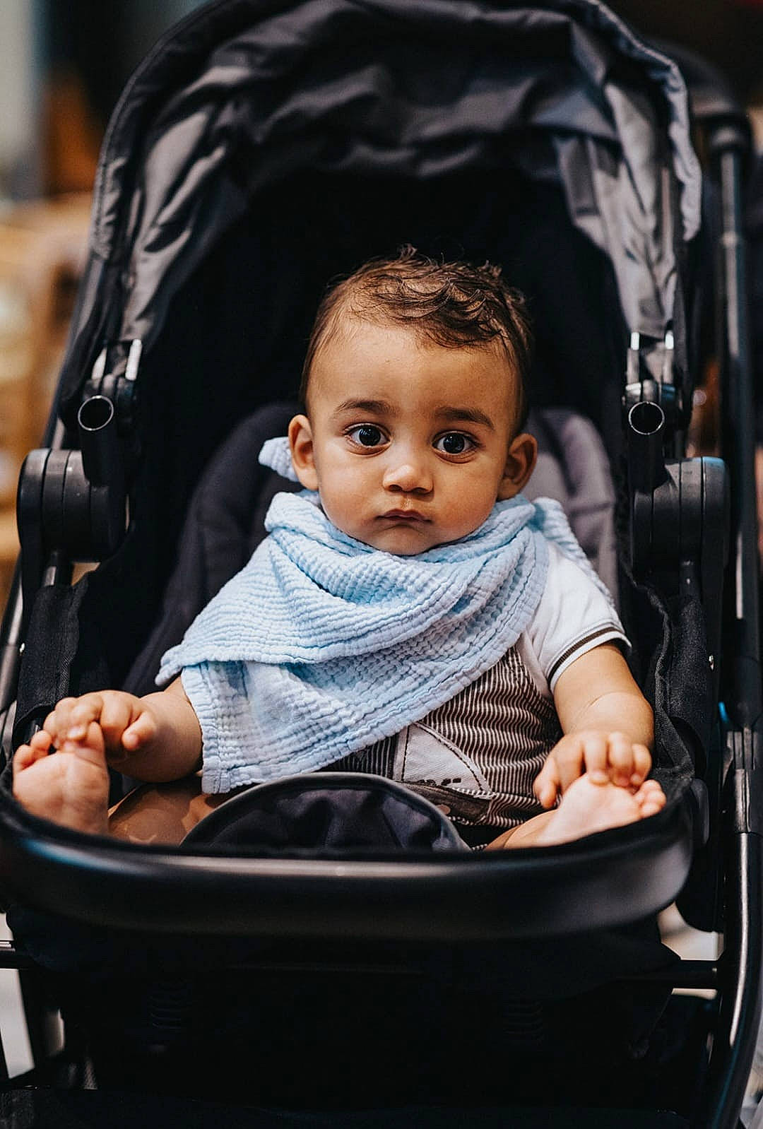 Nahel participe au concours pour gagner de l'argent avec cette photo : auto_part, baby, baby_carriage, baby_products, baby_safety, baby_toddler_clothing, black, cheek, child, comfort, flash_photography, fun, hairstyle, hand, happy, human, person, product, sitting, stock_photography