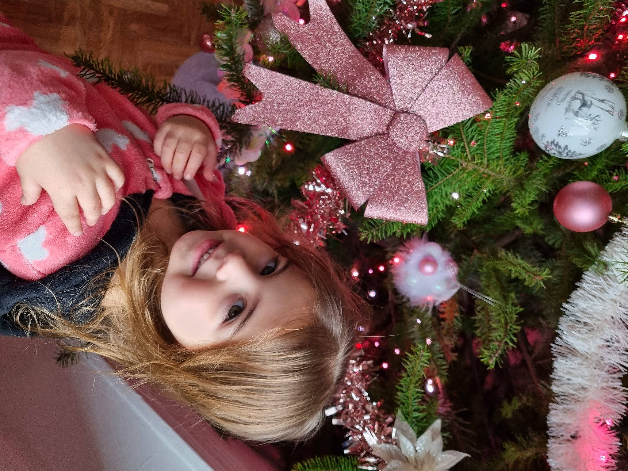 Anastassia a rejoint le concours — aidez-le/la à gagner de superbes lots ! beauty, christmas_decoration, christmas_ornament, christmas_tree, event, evergreen, facial_expression, fun, happy, holiday_ornament, joy, leaf, light, organ, ornament, person, pink, plant, snapshot, textile