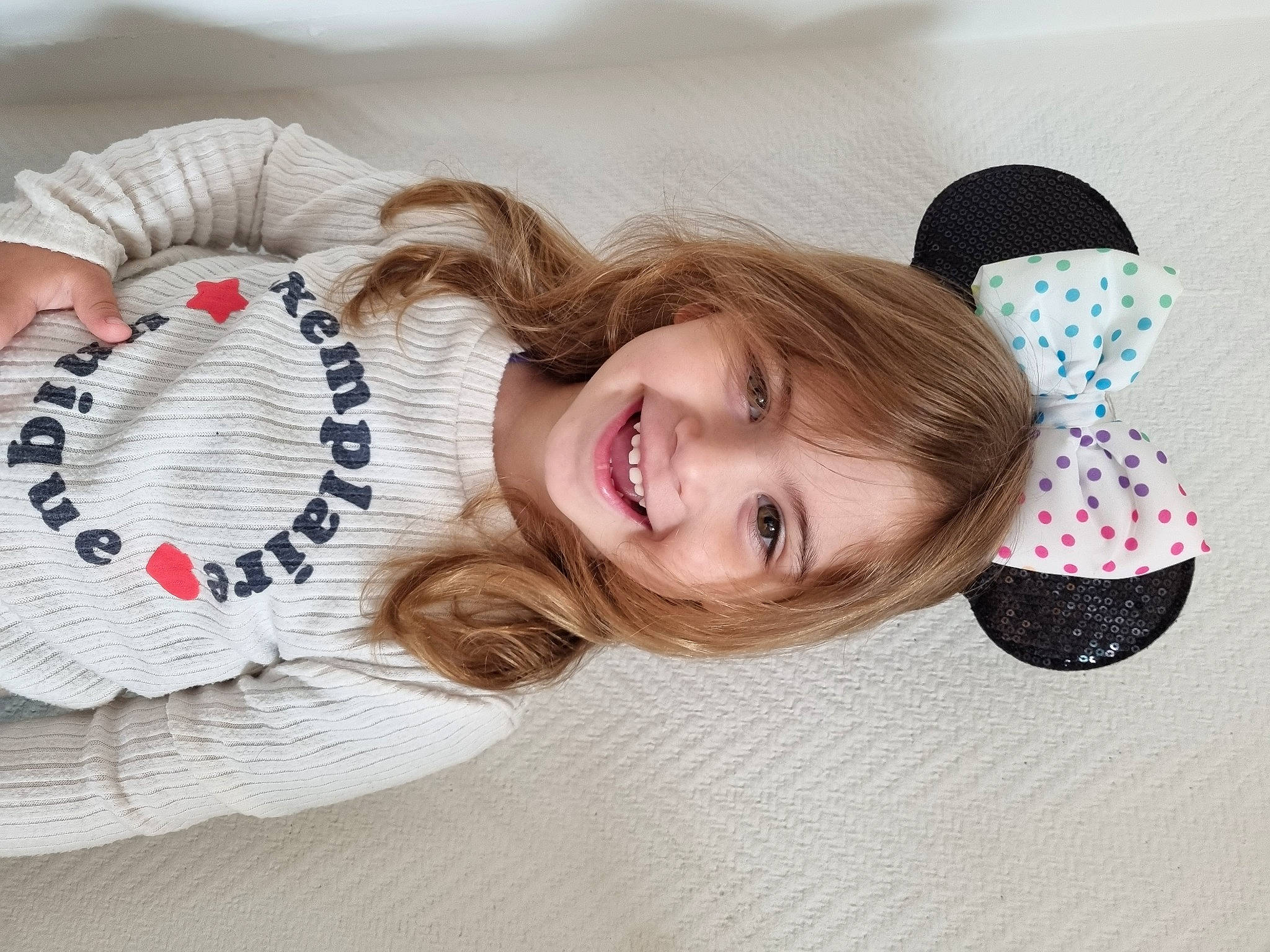 Anastassia a rejoint le concours — aidez-le/la à gagner de superbes lots ! brown_hair, child, comfort, eyelash, facial_expression, fashion_accessory, hair, hairstyle, happy, headgear, jewellery, joy, linens, lip, pattern, person, pink, sleeve, smile, street_fashion