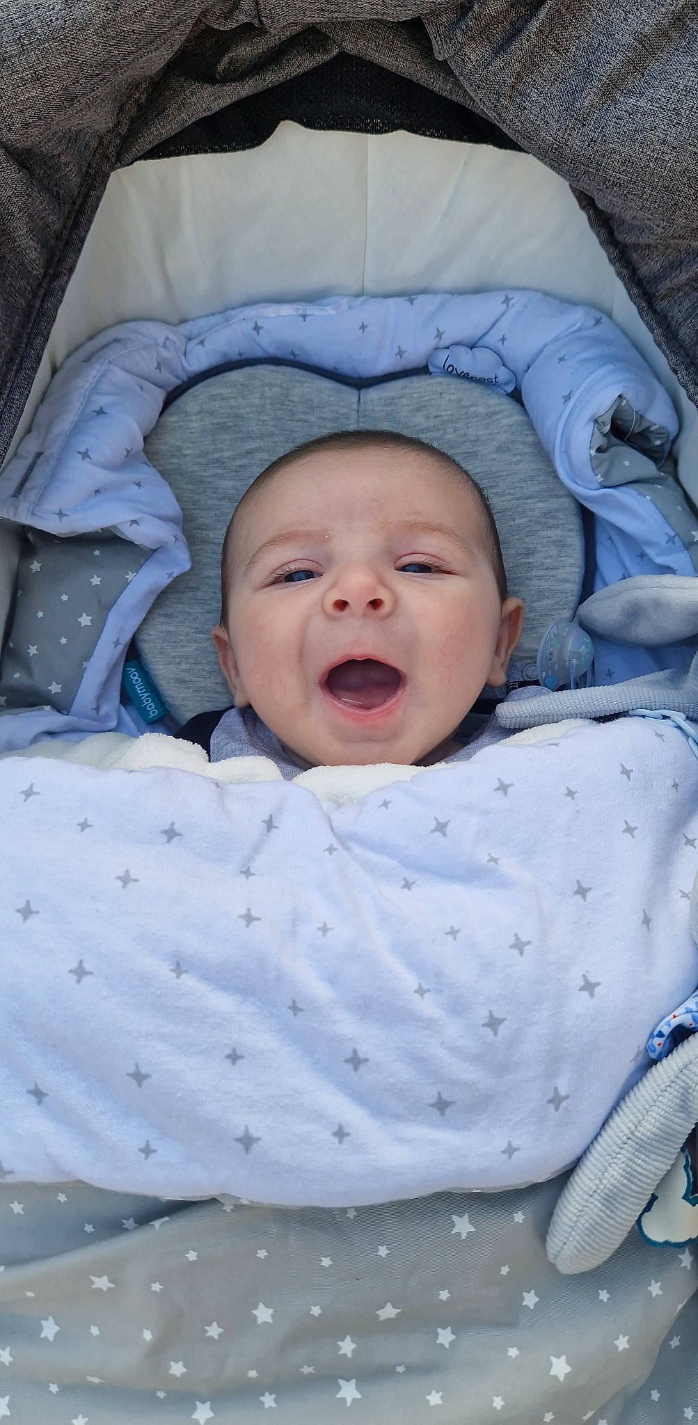 Antoine a rejoint le concours — aidez-le/la à gagner de superbes lots ! baby, baby_laughing, baby_products, baby_sleeping, baby_toddler_clothing, bedtime, cheek, child, comfort, facial_expression, happy, iris, laugh, linens, person, portrait_photography, skin, sleep, smile, toddler