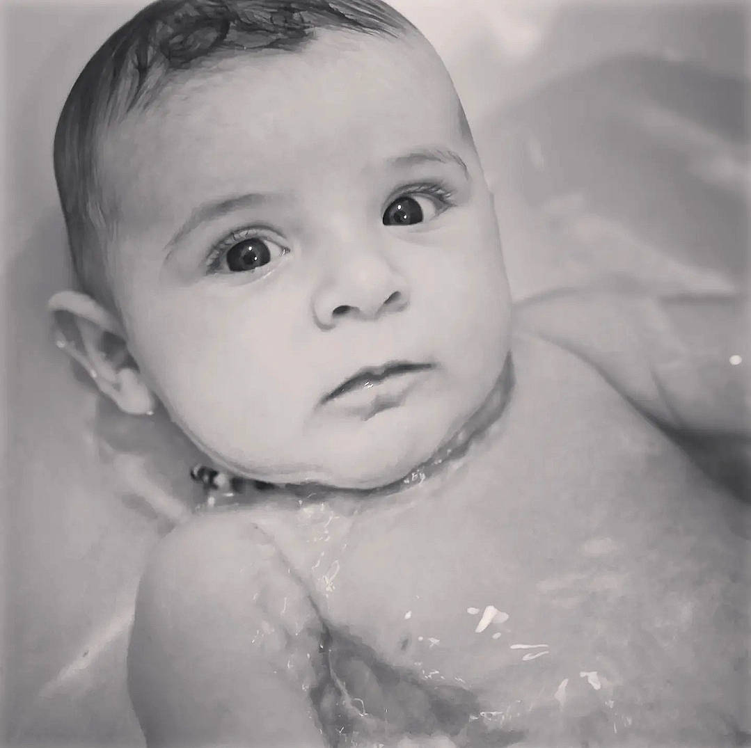 Antoine participe au concours pour gagner de l'argent avec cette photo : baby, bathing, cheek, chin, eyebrow, eyelash, flash_photography, fluid, happy, human_body, iris, jaw, lip, liquid, mouth, neck, nose, person, skin, style