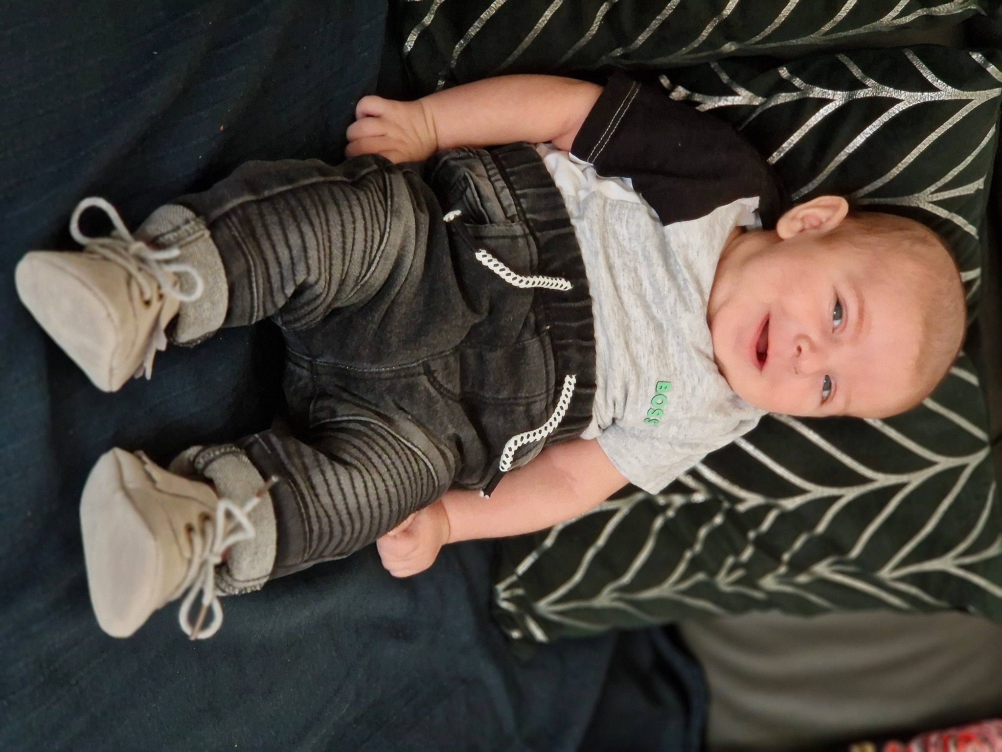 Antoine a rejoint le concours — aidez-le/la à gagner de superbes lots ! baby, baby_products, baby_toddler_clothing, child, comfort, elbow, flash_photography, fun, human_body, human_leg, knee, lap, leg, pattern, person, sitting, skin, sleeve, thigh, toddler