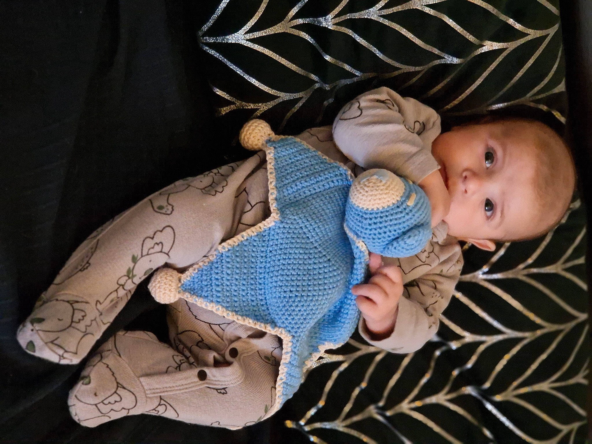 Antoine participe au concours pour gagner de l'argent avec cette photo : baby, baby_products, baby_sleeping, baby_toddler_clothing, cheek, comfort, fashion_accessory, finger, hand, knit_cap, linens, nail, pattern, person, skin, sleeve, toddler, toy, wood, wool