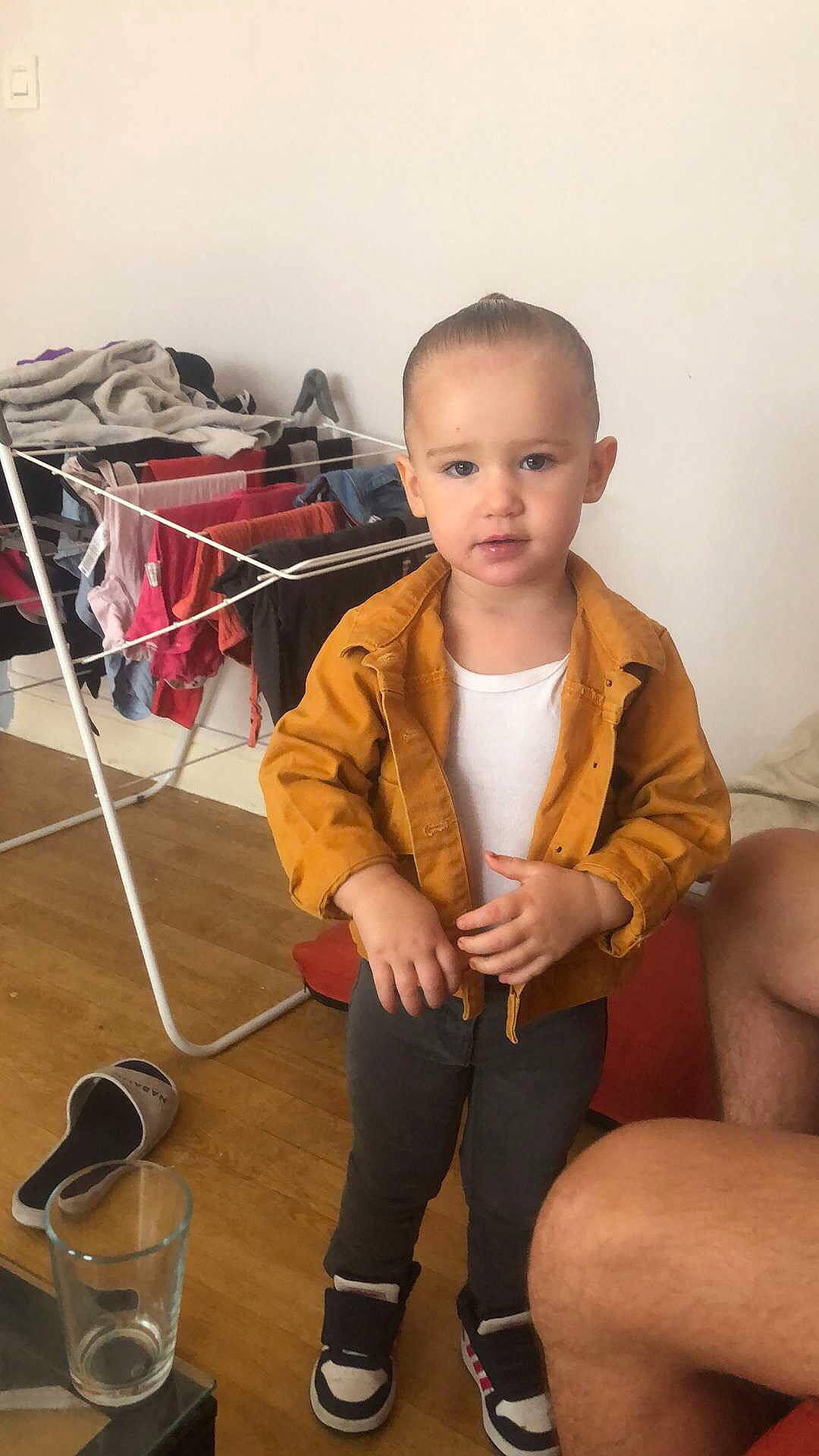 Mailys a rejoint le concours — aidez-le/la à gagner de superbes lots ! abdomen, audio_equipment, bag, child, fashion_design, flooring, fun, human_leg, knee, leg, luggage_and_bags, person, personal_protective_equipment, room, shoulder, sitting, skin, tableware, thigh, toddler