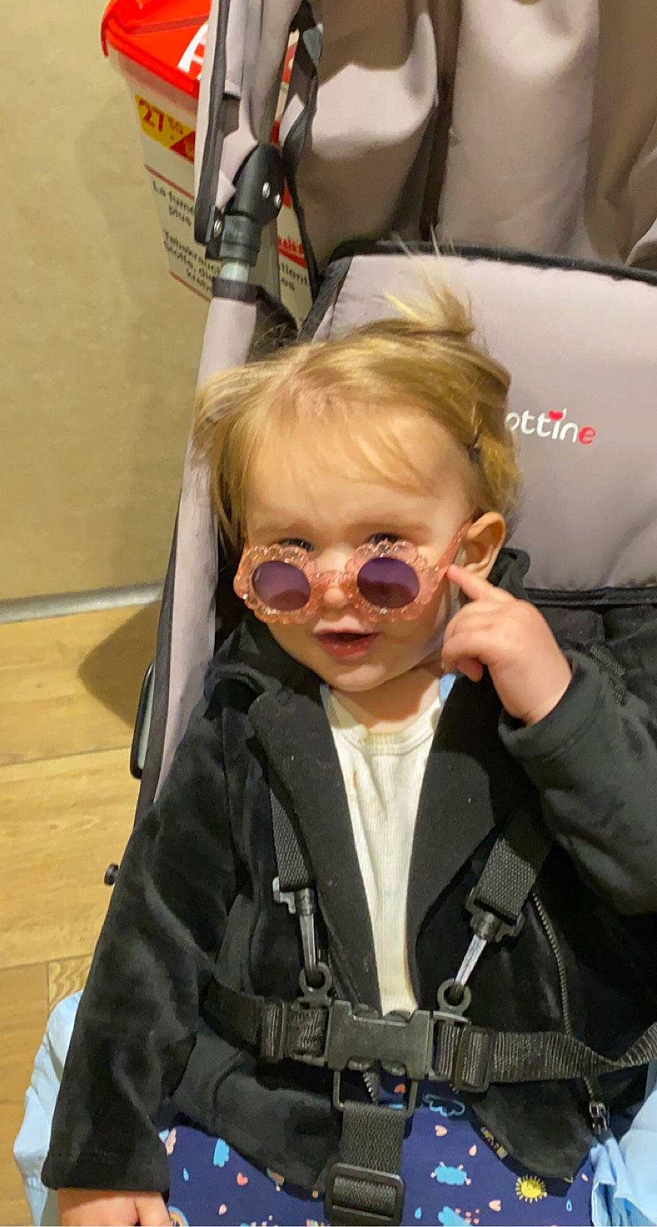 Mailys a rejoint le concours — aidez-le/la à gagner de superbes lots ! auto_part, baby, baby_carriage, baby_products, blond, car_seat, child, comfort, eyewear, family_car, glasses, goggles, hairstyle, luxury_vehicle, person, personal_protective_equipment, seat_belt, sitting, sunglasses, toddler