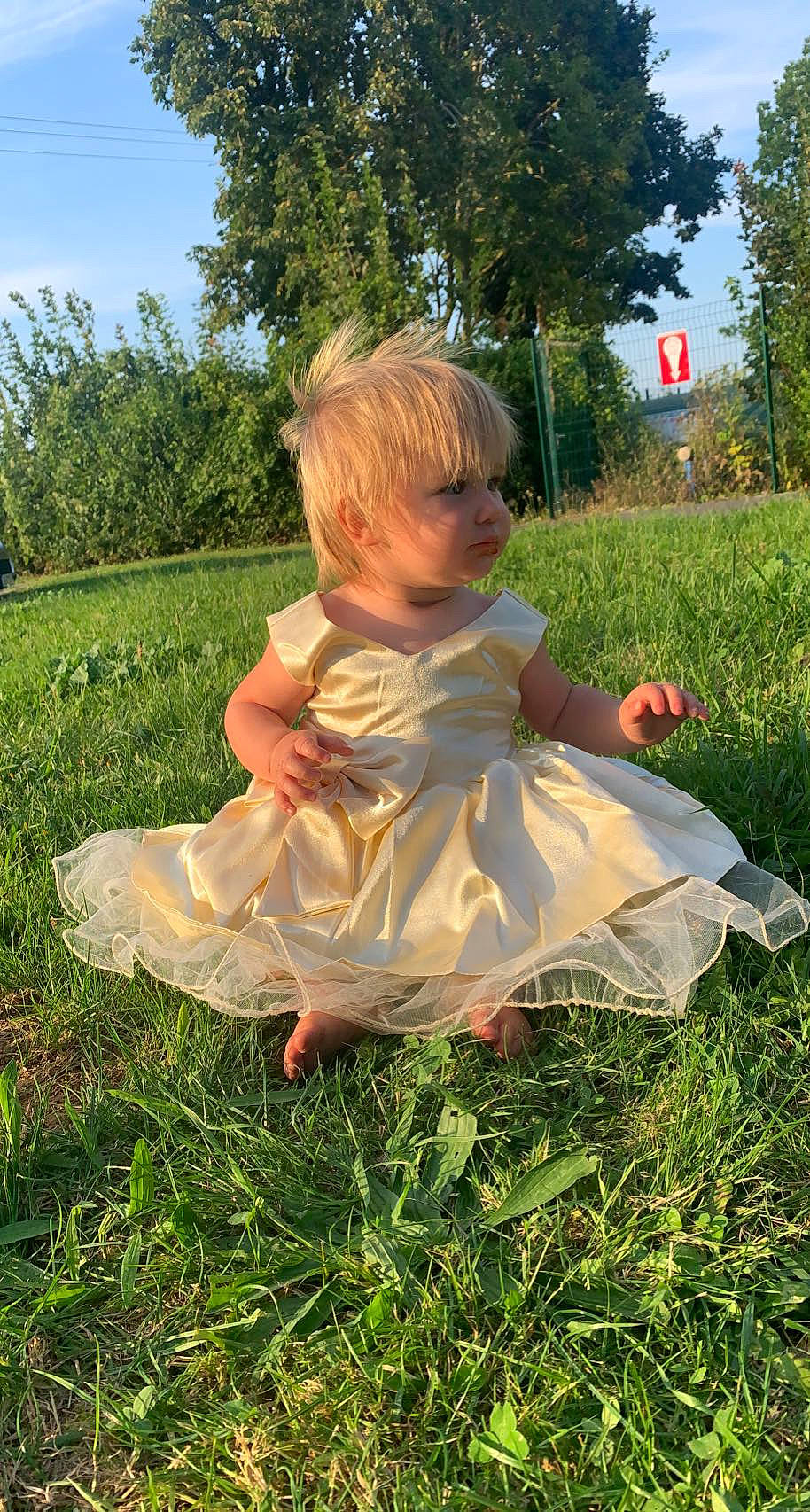 Mailys participe au concours pour gagner de l'argent avec cette photo : baby, baby_toddler_clothing, child, dress, fun, garden, grass, grassland, hand, happy, meadow, people_in_nature, person, plant, prairie, sitting, sky, toddler, tree, vacation