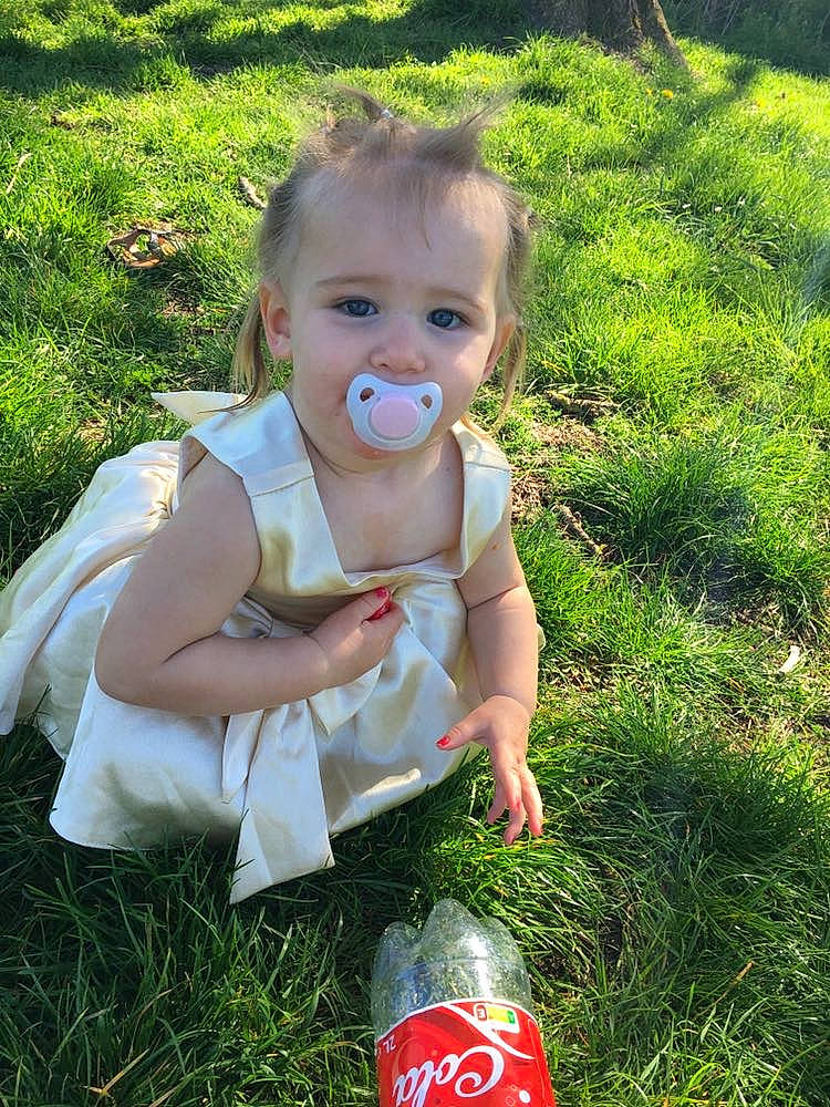 Mailys participe au concours pour gagner de l'argent avec cette photo : baby, baby_toddler_clothing, bottle, eye, face, facial_expression, finger, fun, grass, grass_family, happy, lawn, meadow, people_in_nature, person, photograph, plant, skin, summer, sunlight