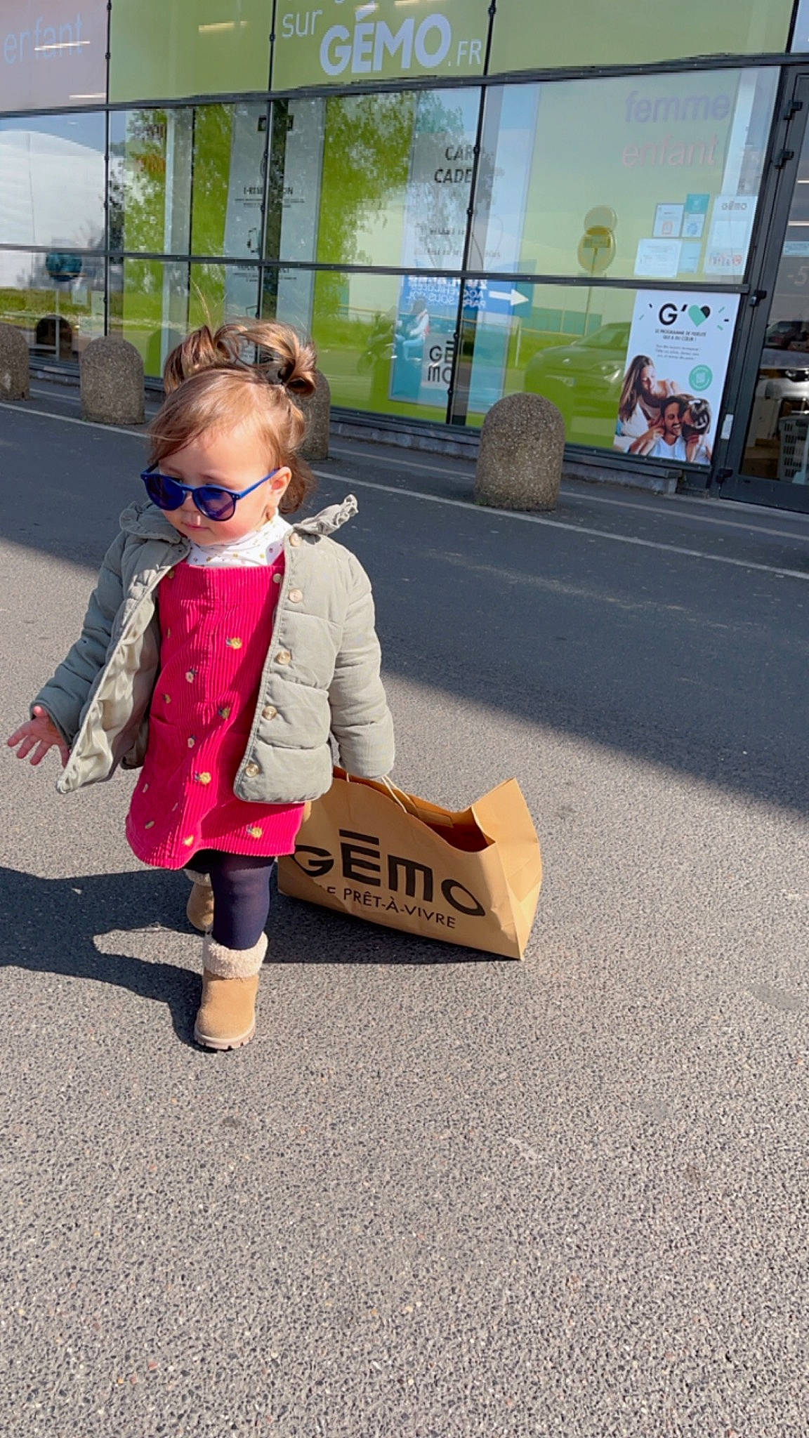 Hamma Maeva a rejoint le concours — aidez-le/la à gagner de superbes lots ! asphalt, baby_toddler_clothing, child, city, denim, eyewear, flooring, fun, goggles, human_leg, jacket, leisure, luggage_and_bags, person, recreation, road_surface, sidewalk, sleeve, sunglasses, toddler