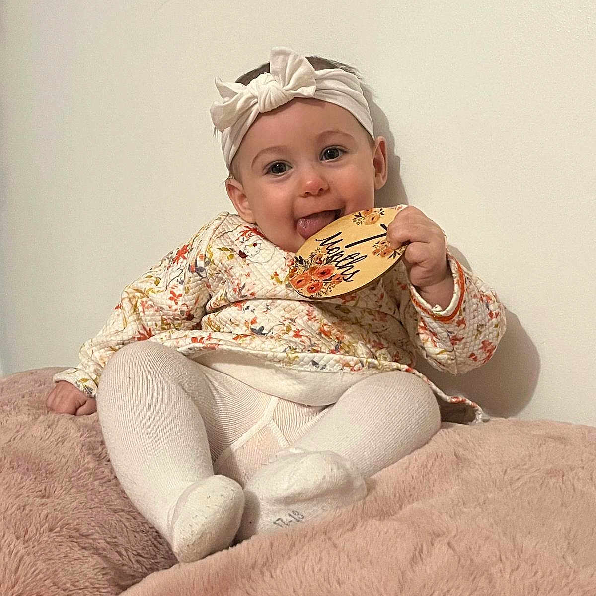 Rose participe au concours pour gagner de l'argent avec cette photo : baby, babylaughing, biting, blanket, bread, clothing, eating, face, food, happy, hat, head, pancake, person, photography, portrait, sitting, sleeve, smile, sweets