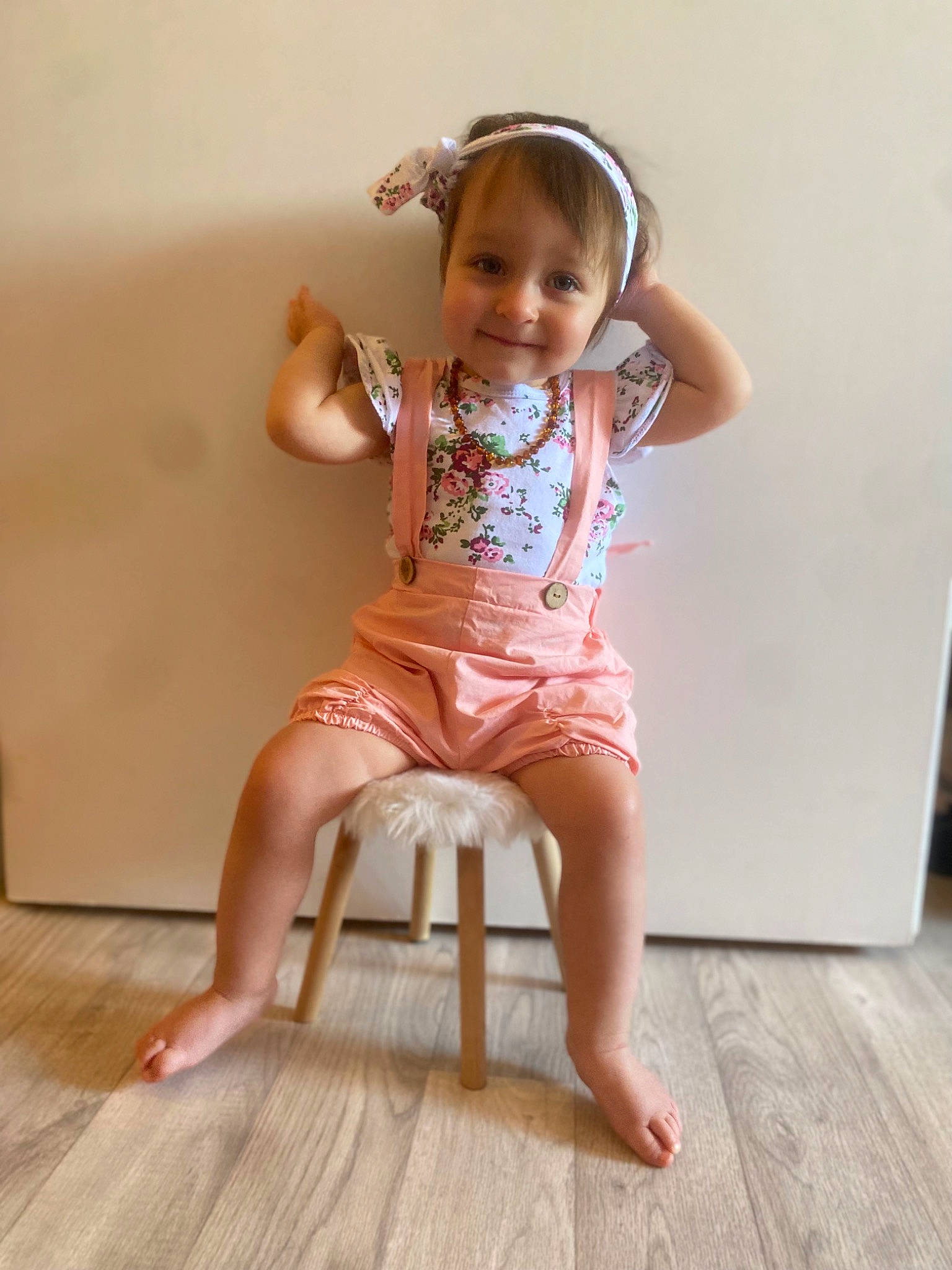 Ambre a rejoint le concours — aidez-le/la à gagner de superbes lots ! baby_toddler_clothing, barefoot, comfort, face, floor, flooring, foot, happy, hardwood, human_leg, joint, joy, knee, neck, person, pink, shoulder, skin, smile, thigh