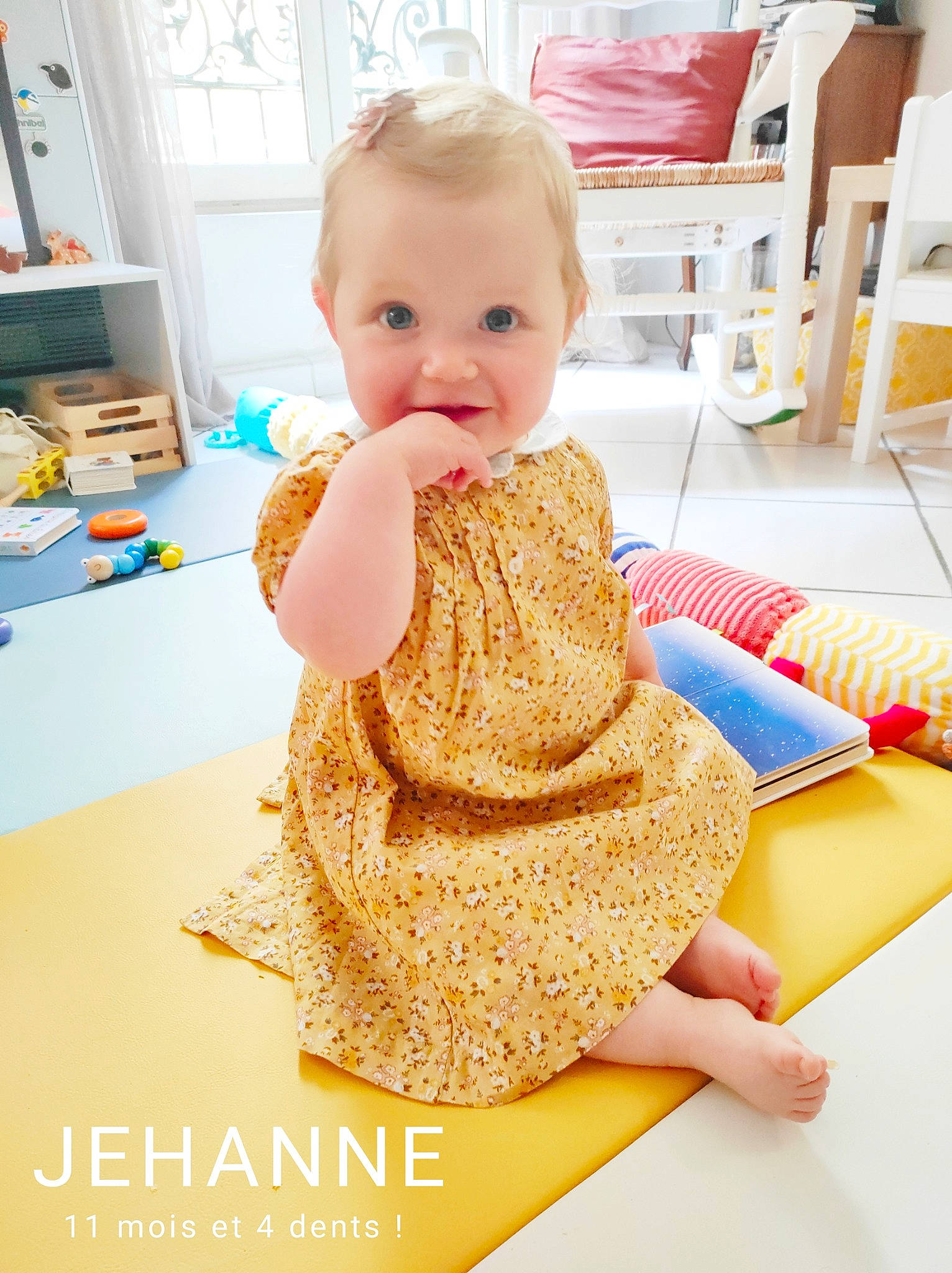 Jehanne a rejoint le concours — aidez-le/la à gagner de superbes lots ! arm, baby, baby_toddler_clothing, chair, child, dress, fashion_accessory, finger, flooring, happy, pattern, person, product, room, sitting, skin, sleeve, smile, thumb, toddler