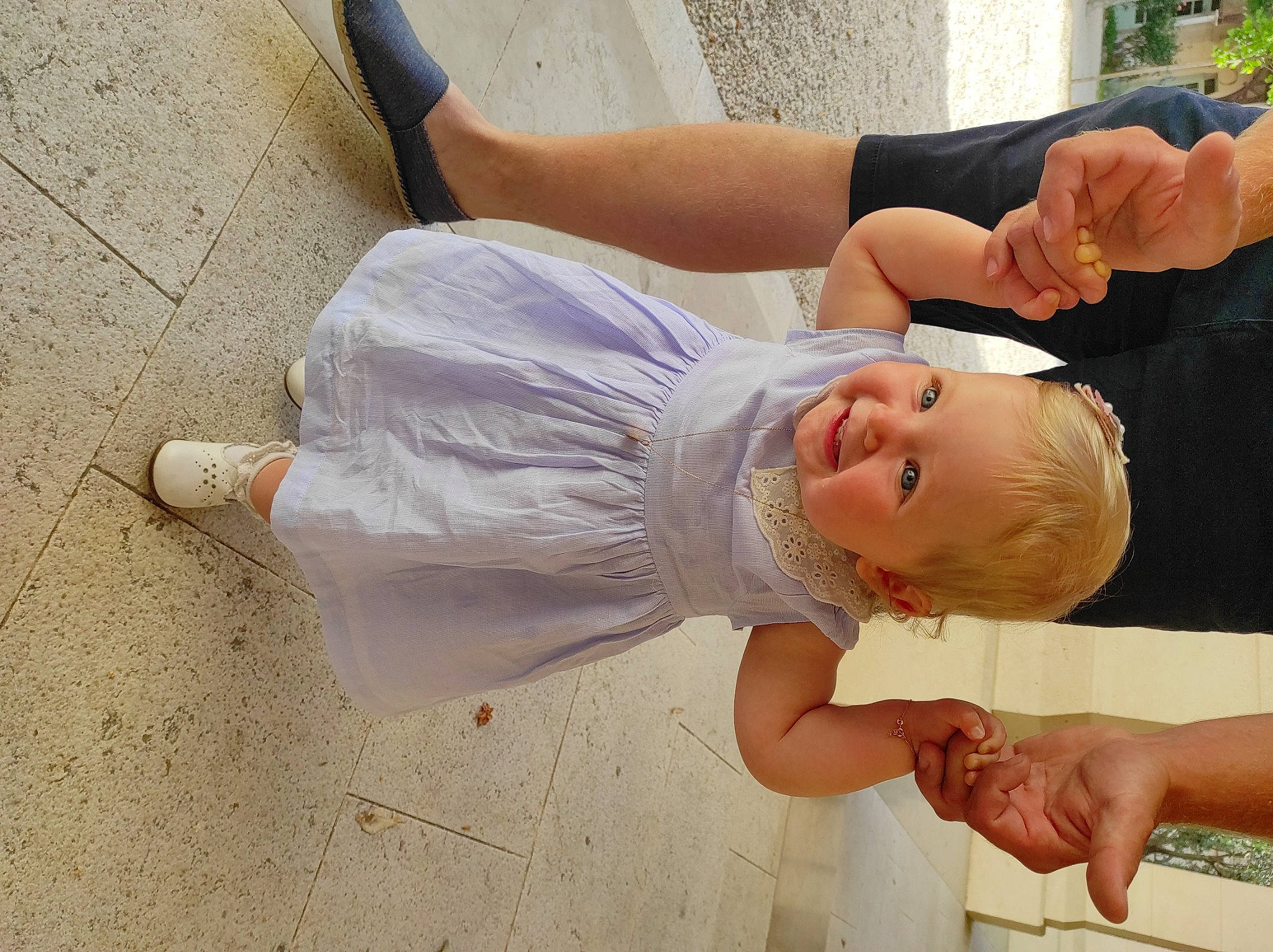 Jehanne a rejoint le concours — aidez-le/la à gagner de superbes lots ! arm, baby, baby_toddler_clothing, dress, elbow, finger, gesture, glasses, hand, happy, hat, joint, leg, person, plant, skin, smile, sunglasses, thigh, toddler