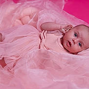 Julia a rejoint le concours — aidez-le/la à gagner de superbes lots ! baby, infant, pink_dress, fabric, soft, portrait, cute, child, lying_down, curious, face, skin, small_hand, newborn, studio, photography, tulle, background, closeup, adorable