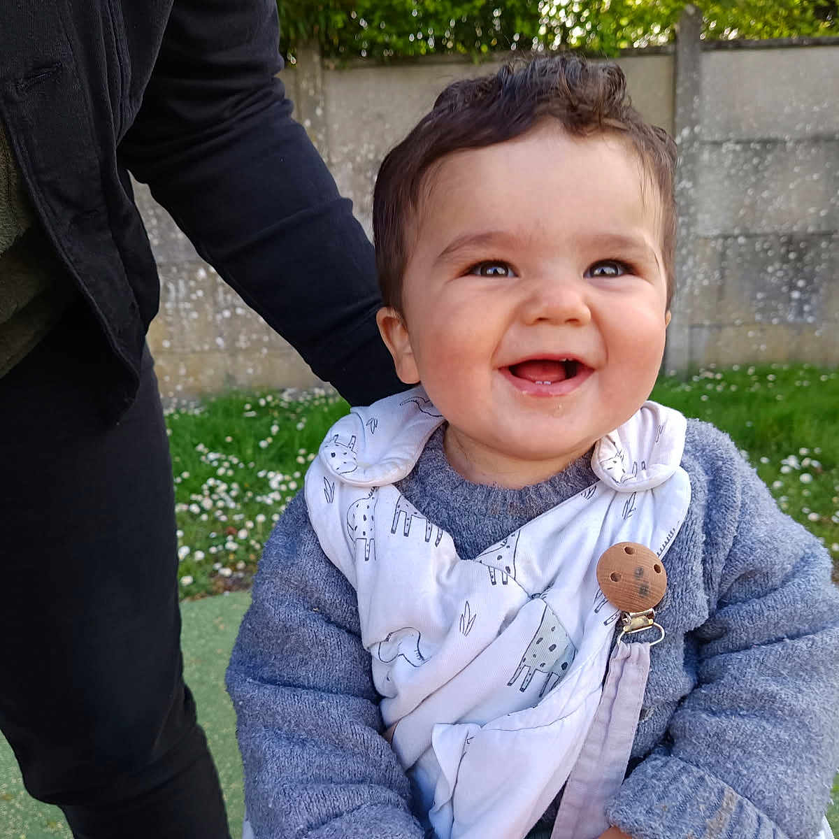 Adam a rejoint le concours — aidez-le/la à gagner de superbes lots ! adult, baby, babylaughing, blazer, clothing, coat, face, female, grass, happy, head, jacket, laughing, outdoors, pants, person, photography, plant, portrait, woman