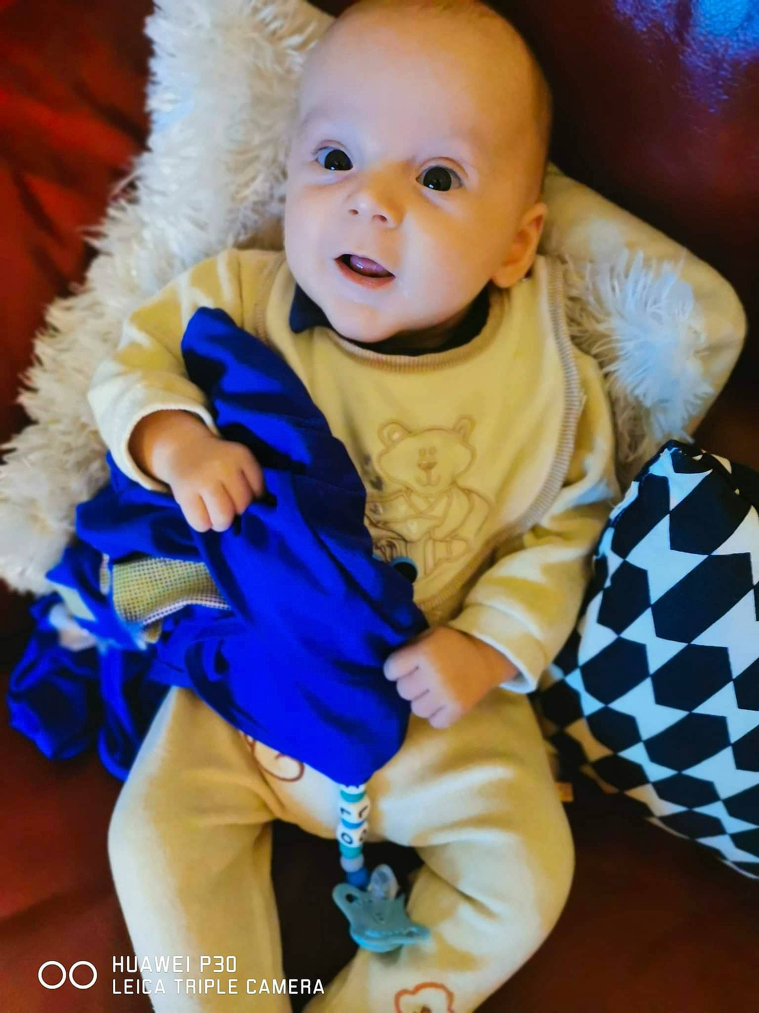 Milo a rejoint le concours — aidez-le/la à gagner de superbes lots ! baby, baby_products, baby_toddler_clothing, child, comfort, costume, couch, electric_blue, event, fashion_accessory, fun, fur, happy, iris, jewellery, magenta, person, portrait_photography, sitting, smile