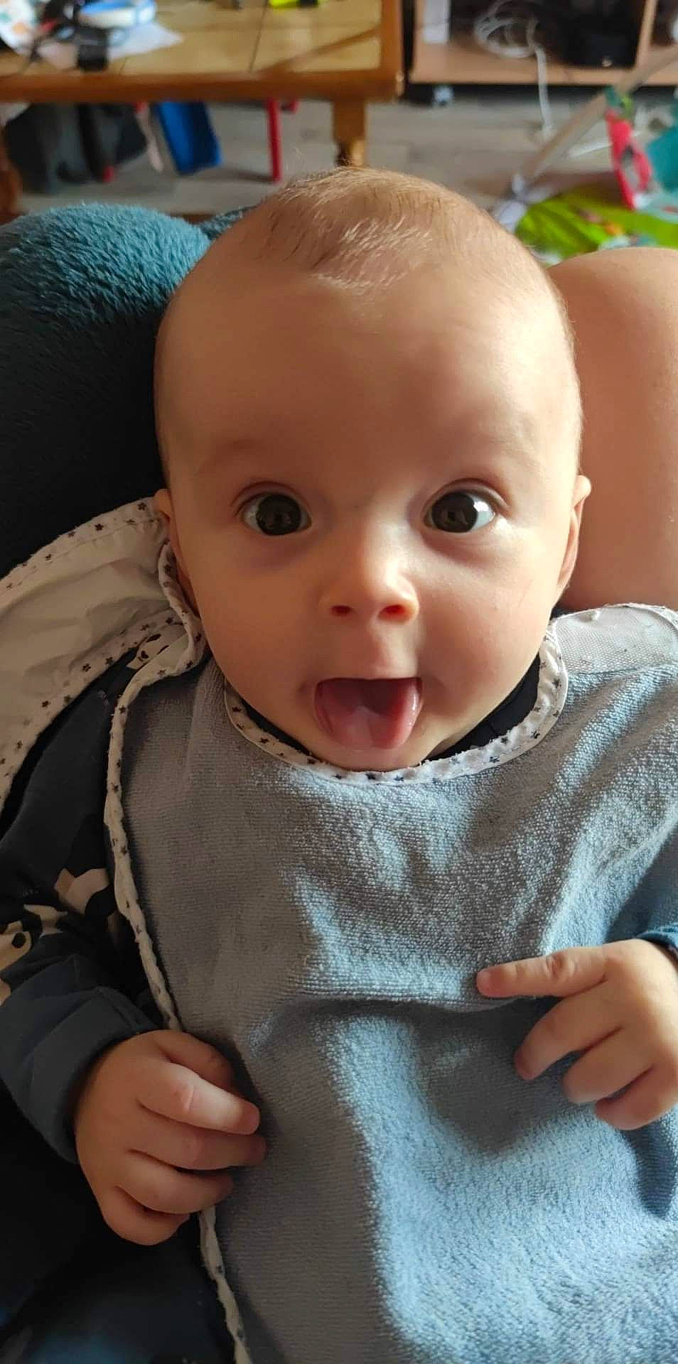 Milo participe au concours pour gagner de l'argent avec cette photo : baby, baby_toddler_clothing, cheek, child, chin, close_up, collar, comfort, eyebrow, eyelash, grass, happy, iris, lip, nose, person, sitting, skin, sleeve, surprise