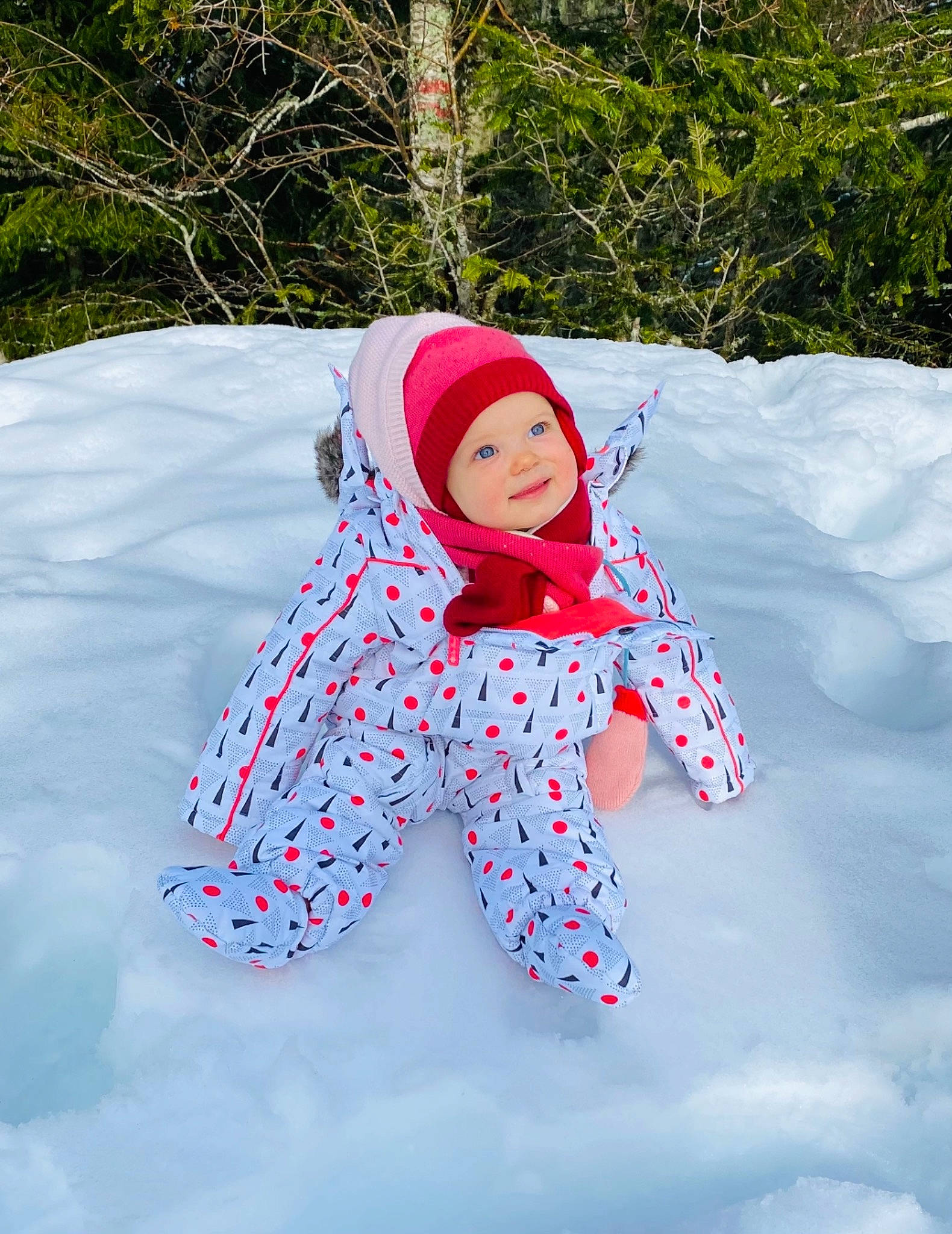 Isalie a rejoint le concours — aidez-le/la à gagner de superbes lots ! baby_toddler_clothing, cap, carmine, child, electric_blue, freezing, fun, happy, headwear, jacket, joy, leisure, pattern, people_in_nature, person, playing_in_the_snow, recreation, sleeve, smile, snow