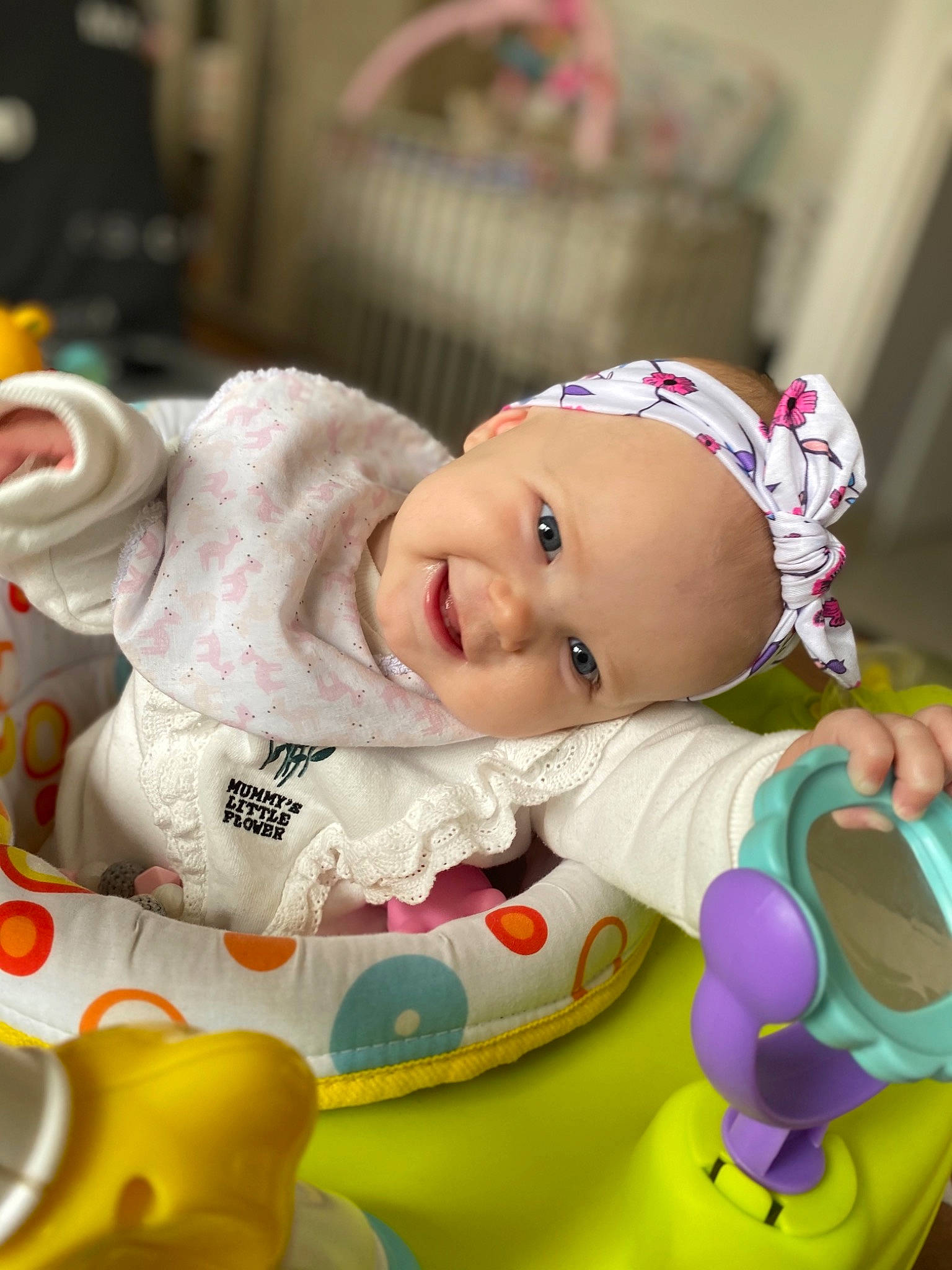 Isalie a rejoint le concours — aidez-le/la à gagner de superbes lots ! baby, baby_laughing, baby_products, baby_safety, baby_toddler_clothing, baby_toys, cheek, child, event, fictional_character, fun, happy, head, headwear, person, play, room, sitting, skin, smile