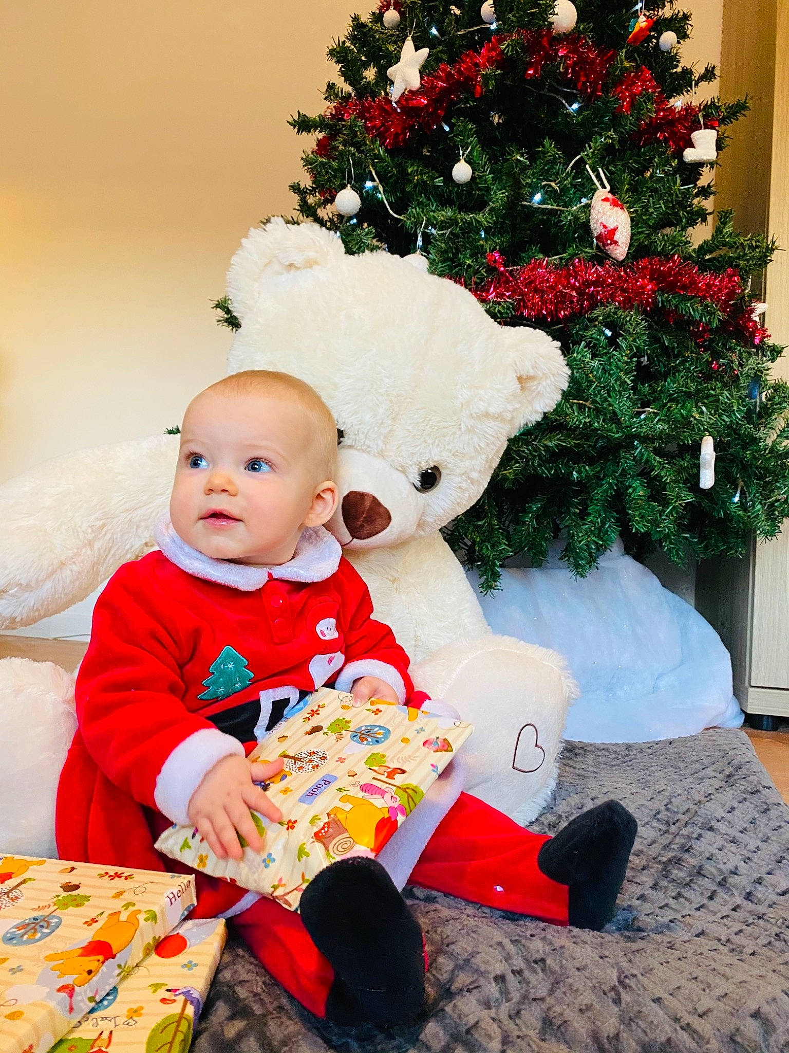 Isalie participe au concours pour gagner de l'argent avec cette photo : baby, baby_toddler_clothing, christmas, christmas_decoration, christmas_eve, christmas_ornament, christmas_tree, event, green, happy, hat, holiday, holiday_ornament, human_body, lap, ornament, person, plant, santa_claus, toddler