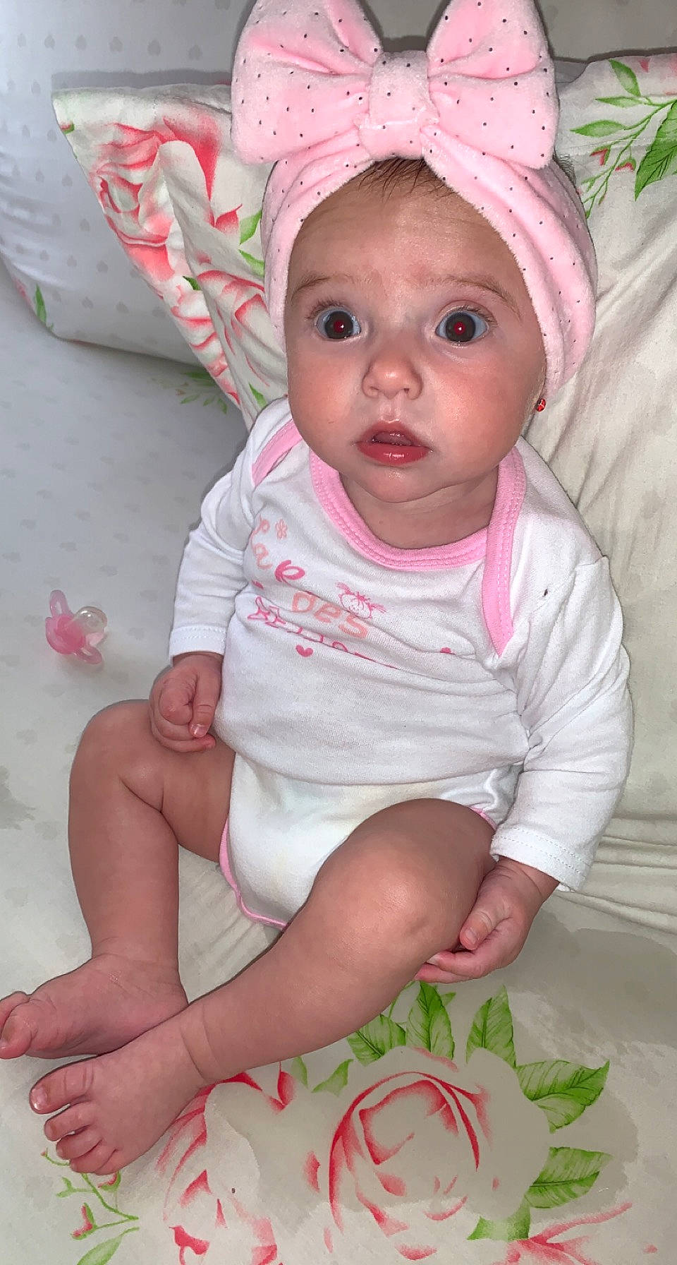 Tessa participe au concours pour gagner de l'argent avec cette photo : arm, baby, baby_toddler_clothing, cap, cheek, child, chin, clothing, eye, eyebrow, headwear, iris, lip, mouth, nose, organ, person, pink, skin, sleeve