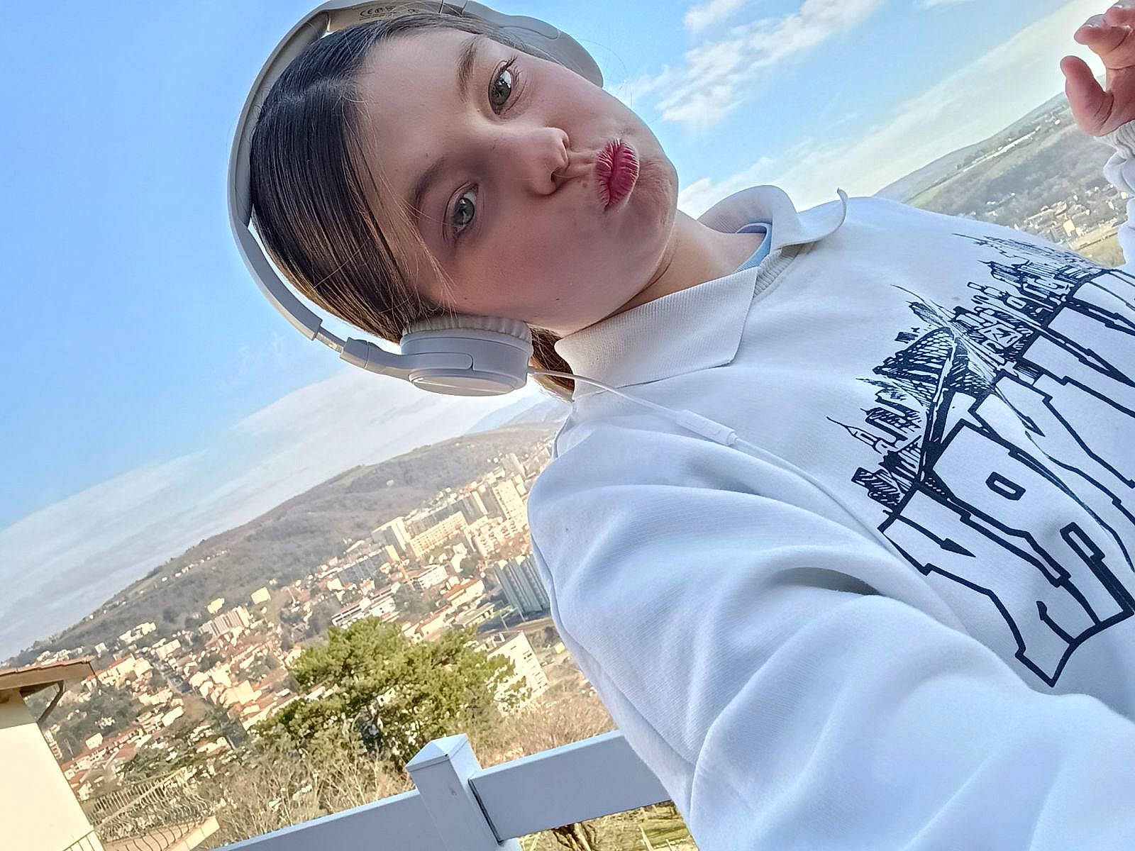 Anna participe au concours pour gagner de l'argent avec cette photo : child, cloud, cool, eyewear, flash_photography, fun, happy, landscape, leisure, light, person, portrait_photography, sky, t_shirt, toddler, tourism, travel, vacation, water