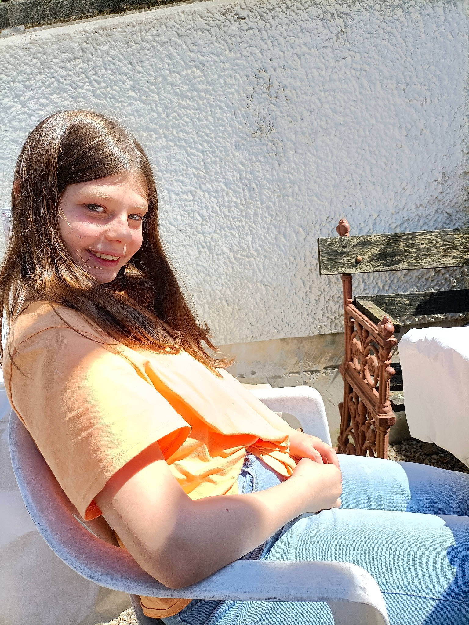 Anna participe au concours pour gagner de l'argent avec cette photo : black_hair, denim, elbow, flash_photography, fun, grass, hairstyle, happy, human_leg, joint, joy, knee, leisure, long_hair, people_in_nature, person, shoulder, smile, t_shirt, thigh