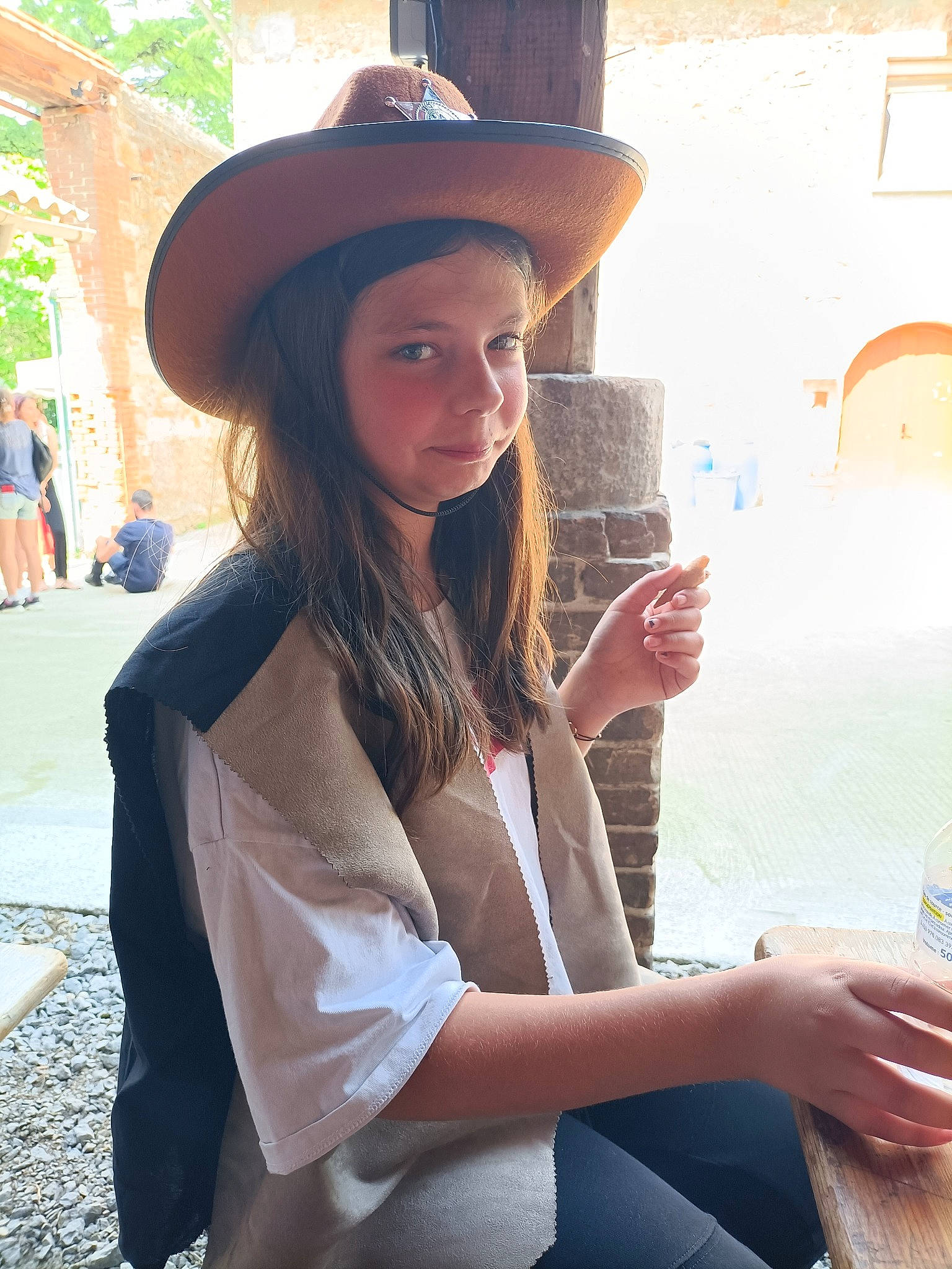 Anna participe au concours pour gagner de l'argent avec cette photo : brown_hair, chair, eyewear, fashion_accessory, fedora, fun, hairstyle, hat, headgear, human_leg, jewellery, knee, leisure, lip, person, sitting, sleeve, sun_hat, thigh, tourism