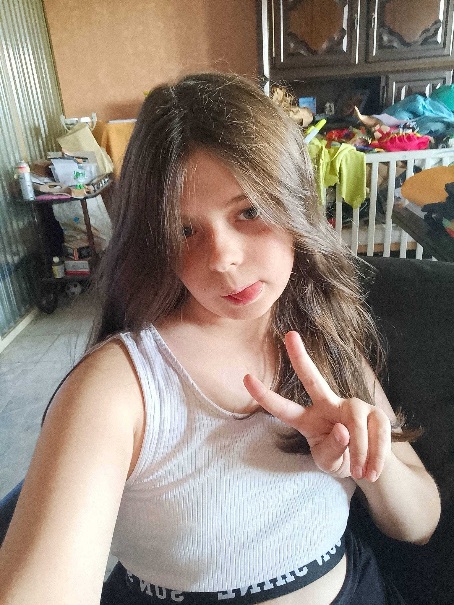 Anna participe au concours pour gagner de l'argent avec cette photo : black_hair, chair, chest, cool, elbow, eyelash, finger, gesture, hairstyle, human_body, joint, long_hair, neck, person, shoulder, skin, sleeve, sleeveless_shirt, thigh, trunk