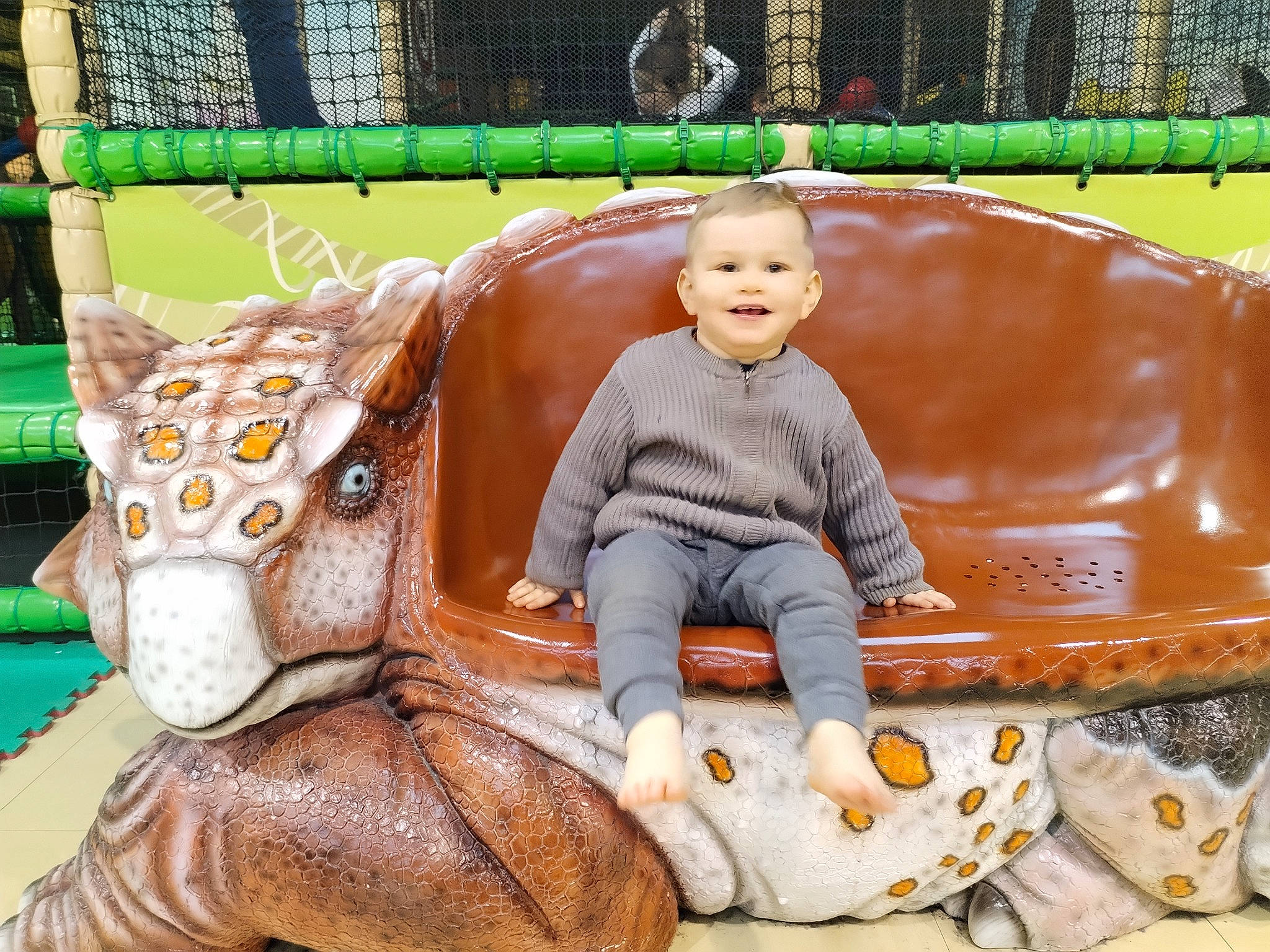 Timeo participe au concours pour gagner de l'argent avec cette photo : amusement_ride, art, child, event, fawn, fun, grass, joy, leisure, outdoor_play_equipment, person, play, playground, public_space, recreation, sitting, smile, terrestrial_animal, toddler, toy
