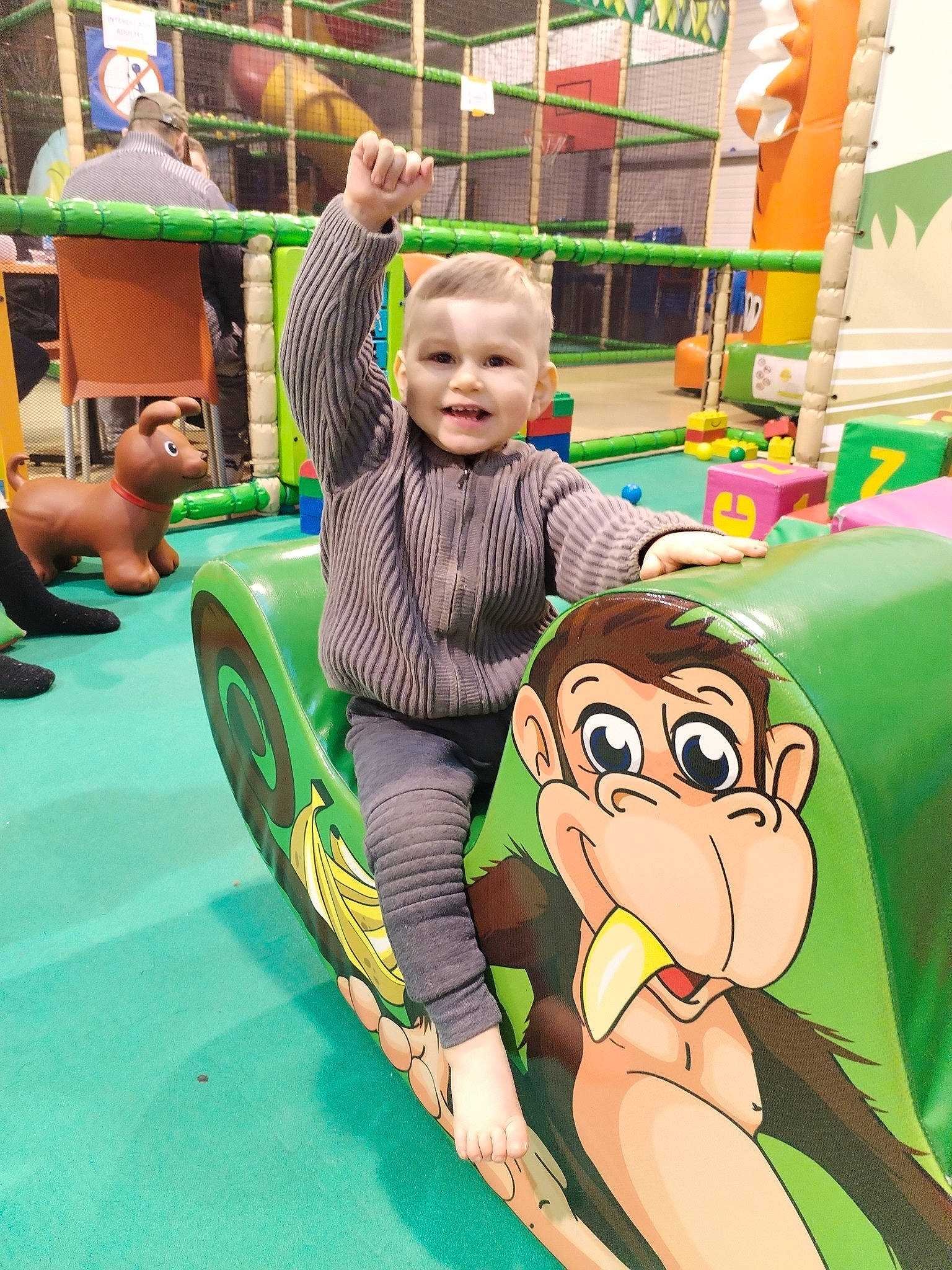 Timeo participe au concours pour gagner de l'argent avec cette photo : baby, child, city, community, fun, grass, green, happy, human_settlement, joy, kindergarten, leisure, outdoor_play_equipment, person, play, playground, product, public_space, recreation, room