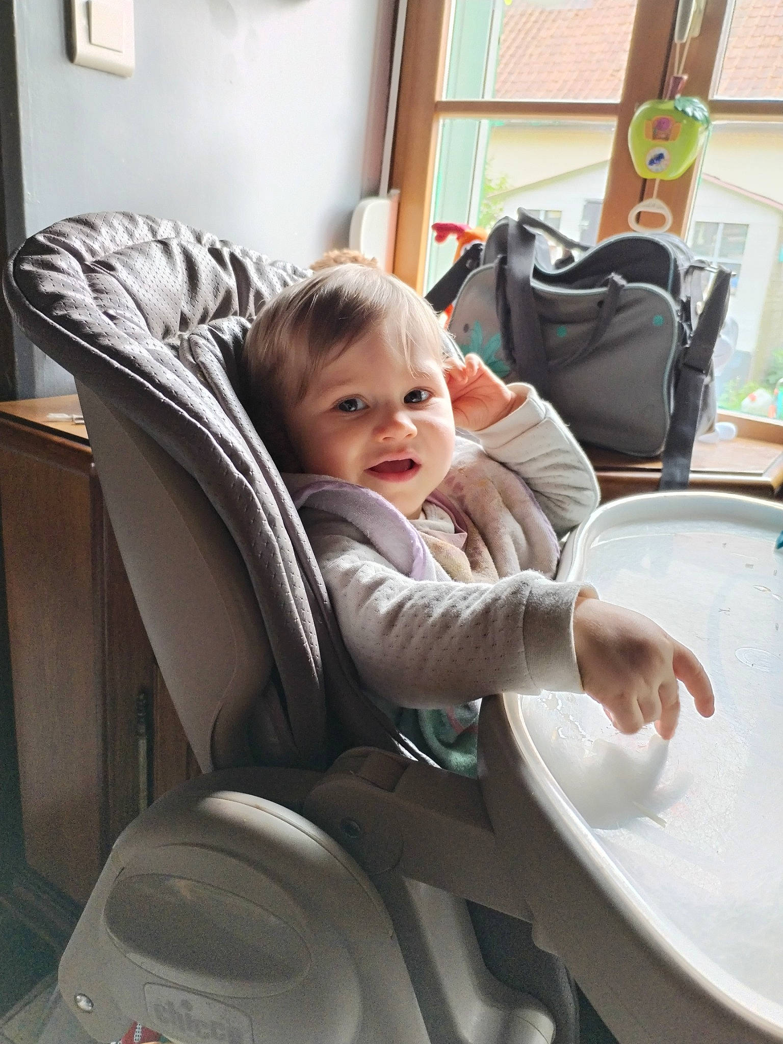 Timeo participe au concours pour gagner de l'argent avec cette photo : armrest, auto_part, automotive_design, baby, baby_products, car_seat, child, comfort, fun, leisure, mode_of_transport, motor_vehicle, people, person, room, service, sitting, smile, toddler, travel