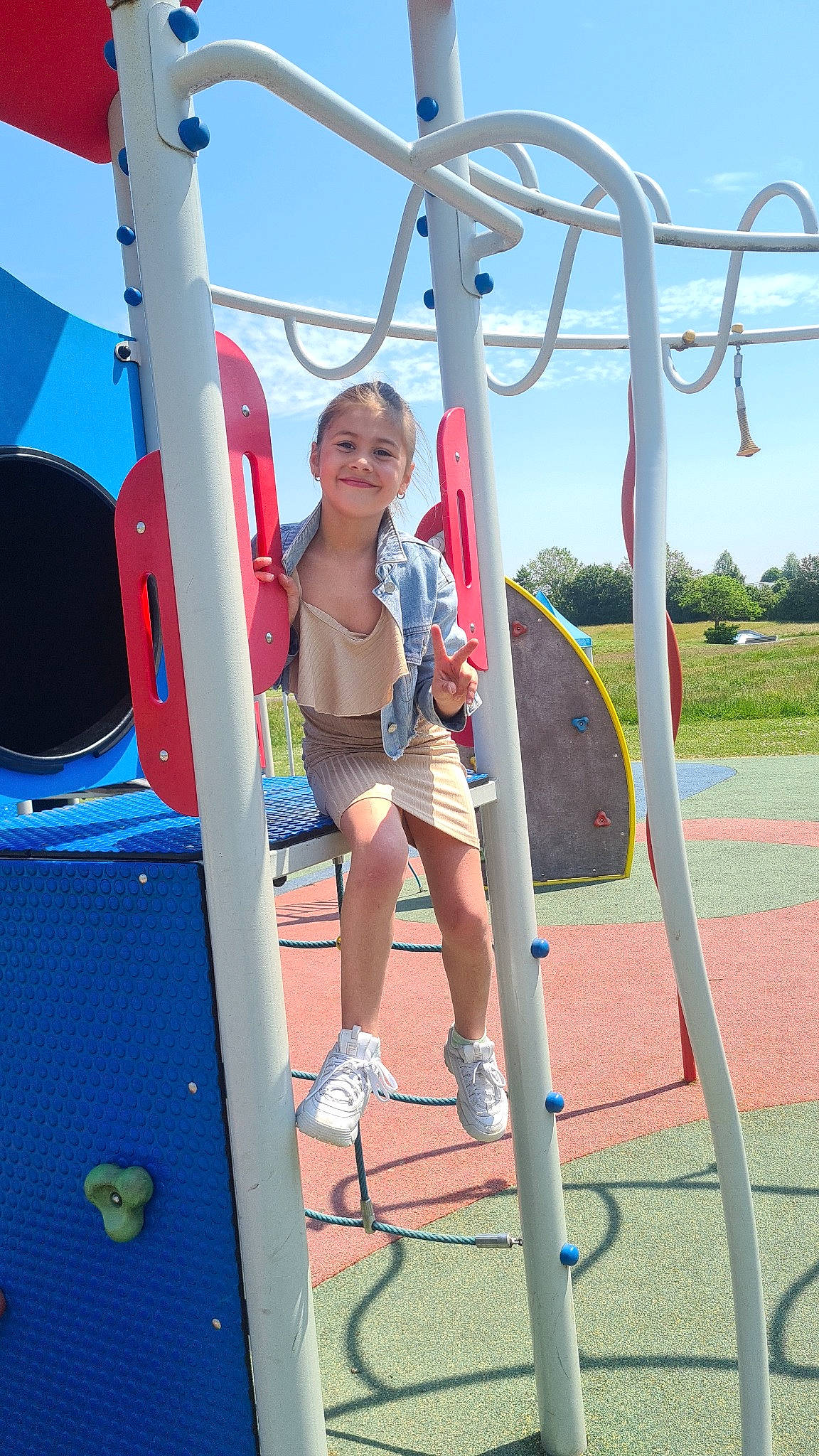 Meliana participe au concours pour gagner de l'argent avec cette photo : blue, child, city, electric_blue, fun, happy, human_settlement, joy, leisure, nonbuilding_structure, outdoor_play_equipment, person, playground, pole, public_space, recreation, shorts, sky, smile, t_shirt