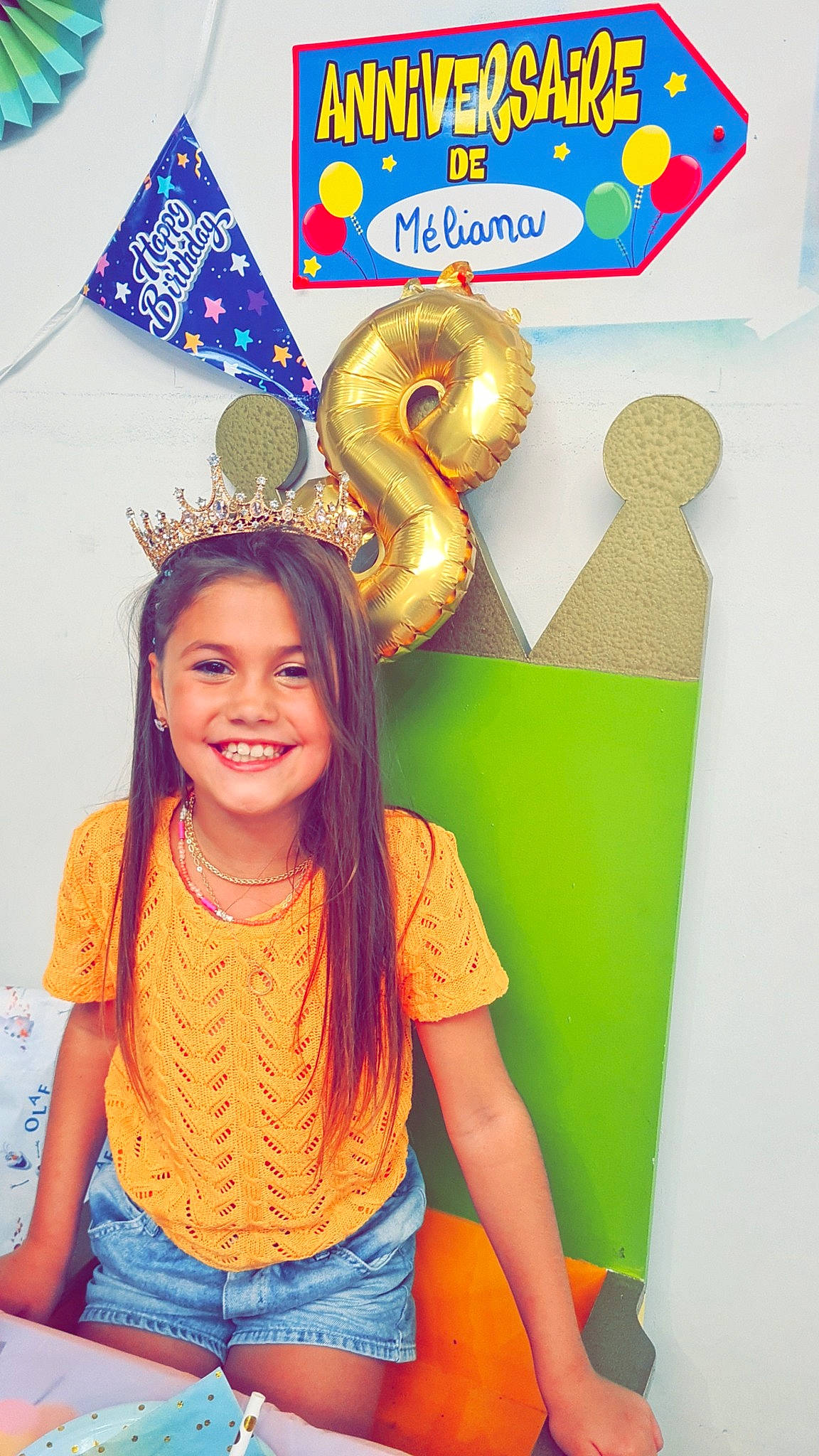 Méliana participe au concours pour gagner de l'argent avec cette photo : abdomen, advertising, event, fashion_accessory, font, fun, happy, jewellery, joy, laugh, leisure, logo, necklace, party_supply, pattern, person, sitting, smile, t_shirt, yellow