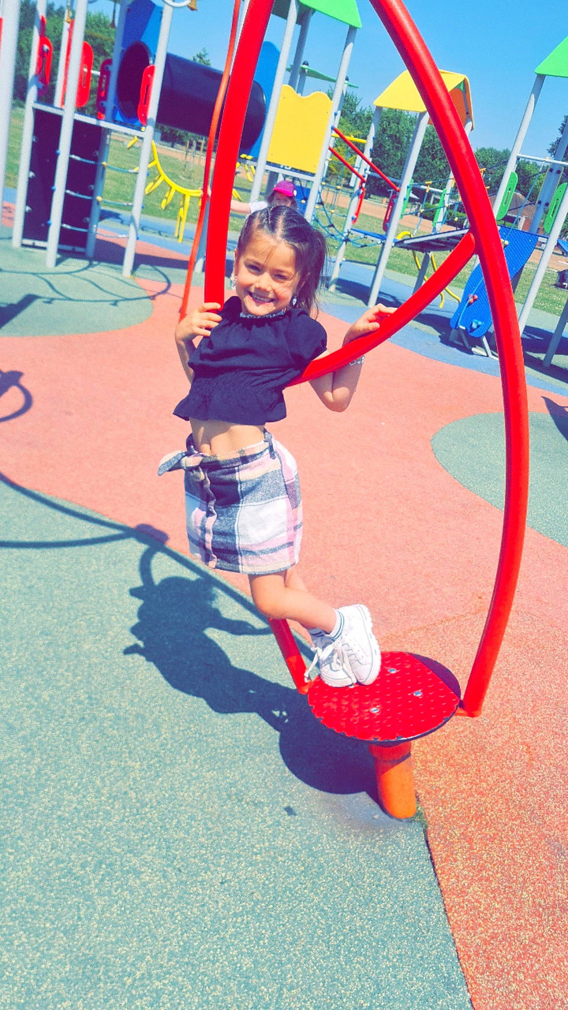 Sïanna participe au concours pour gagner de l'argent avec cette photo : child, chute, city, electric_blue, flooring, fun, human_leg, joy, leisure, nonbuilding_structure, outdoor_play_equipment, person, play, playground, recreation, red, shorts, smile, swing, thigh