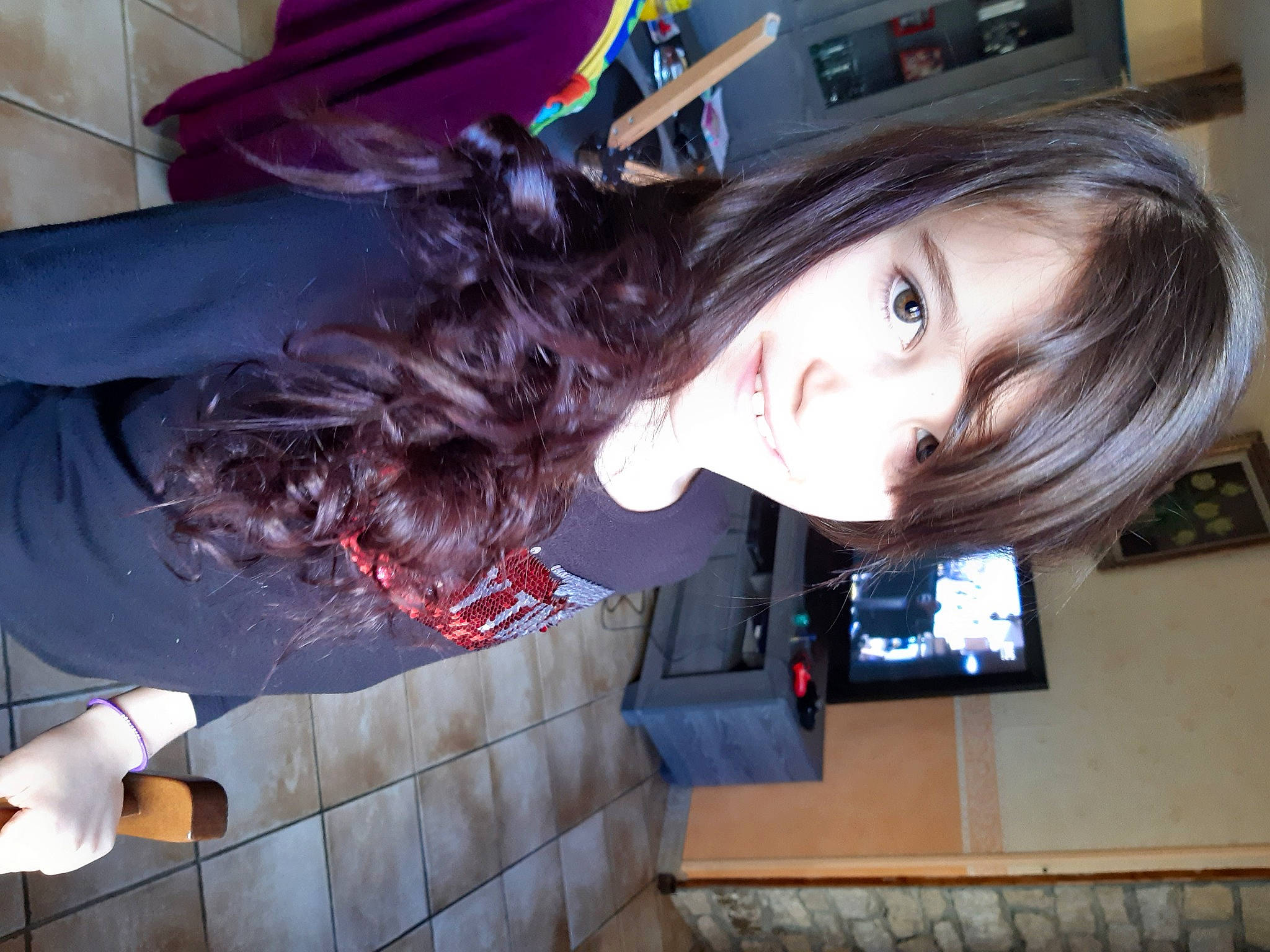 June a rejoint le concours — aidez-le/la à gagner de superbes lots ! bangs, black_hair, brown_hair, hair, hair_coloring, hairstyle, hime_cut, long_hair, person, selfie, wig