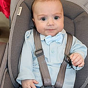 Thomas participe au concours pour gagner de l'argent avec cette photo : baby, child, car_seat, blue_shirt, bow_tie, denim_pants, safety_harness, seat_belt, indoor, person, infant, cute, portrait, smiling, hands, head, face, clothing, seat, expression