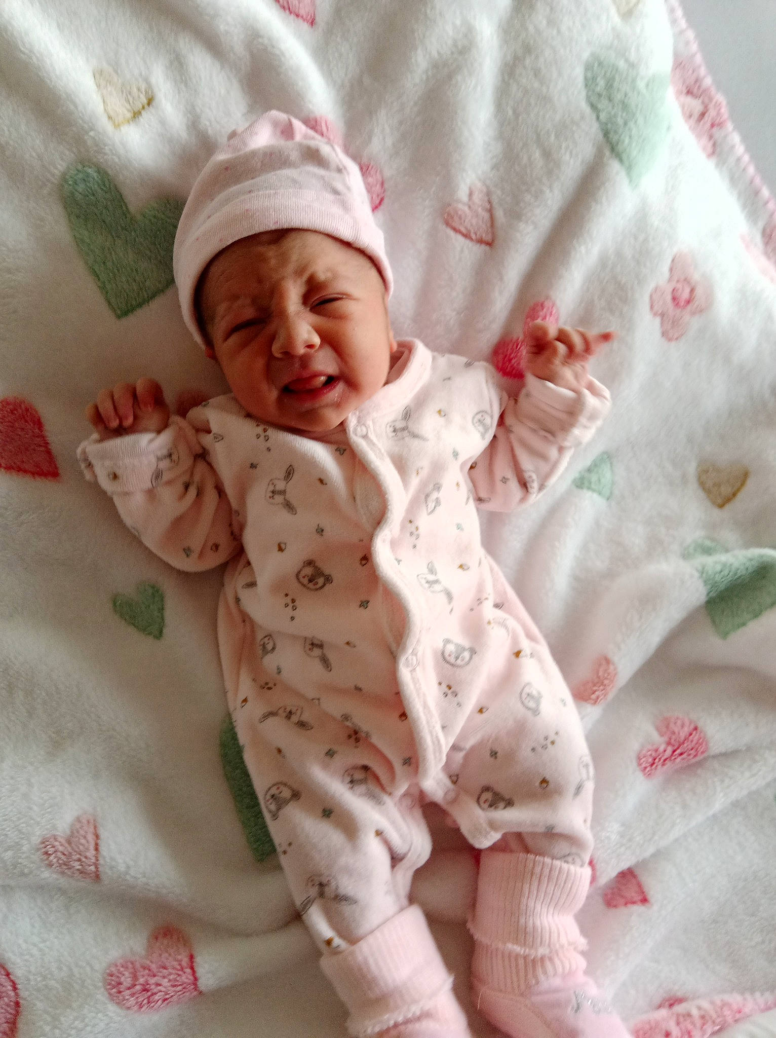 Tiarã participe au concours pour gagner de l'argent avec cette photo : baby, baby_products, baby_safety, baby_sleeping, baby_toddler_clothing, bedding, child, collar, comfort, face, head, headwear, linens, pattern, person, pink, product, skin, sleeve, smile