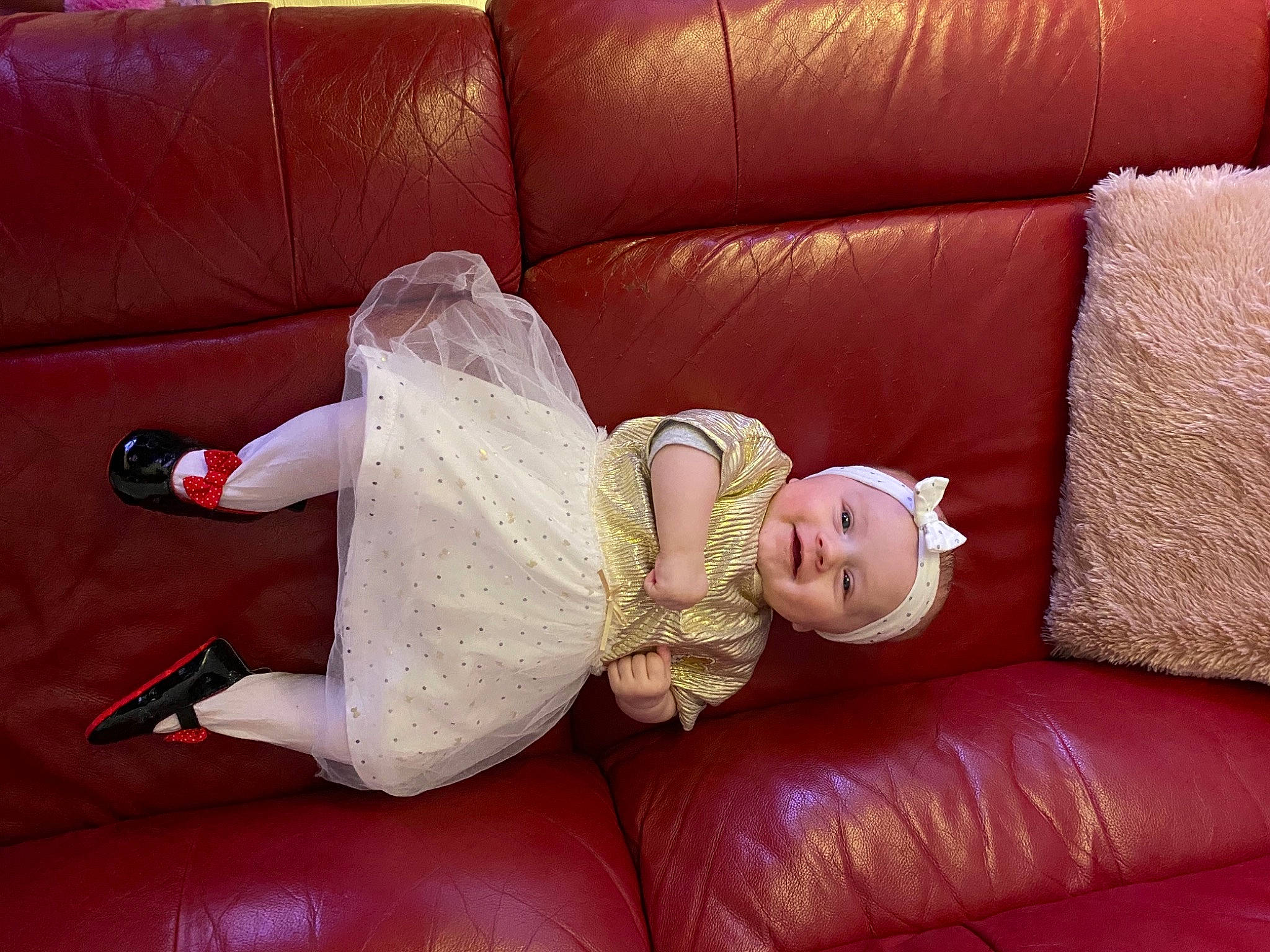 Octavia participe au concours pour gagner de l'argent avec cette photo : baby_toys, couch, doll, embellishment, fawn, finger, foot, hand, headwear, human, joint, living_room, one_piece_garment, person, pink, skin, sock, sofa_bed, studio_couch, tan