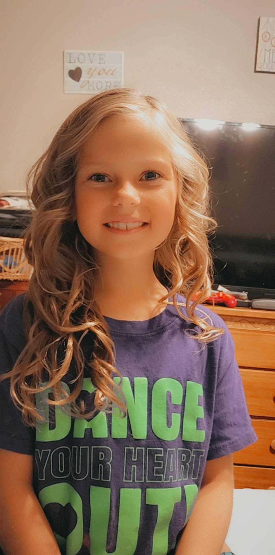 Arabella is registered to the contest to win money with this photo: chin, eye, eyebrow, eyelash, fun, hair, happy, head, joint, joy, layered_hair, long_hair, muscle, organ, person, shoulder, skin, sleeve, smile, step_cutting