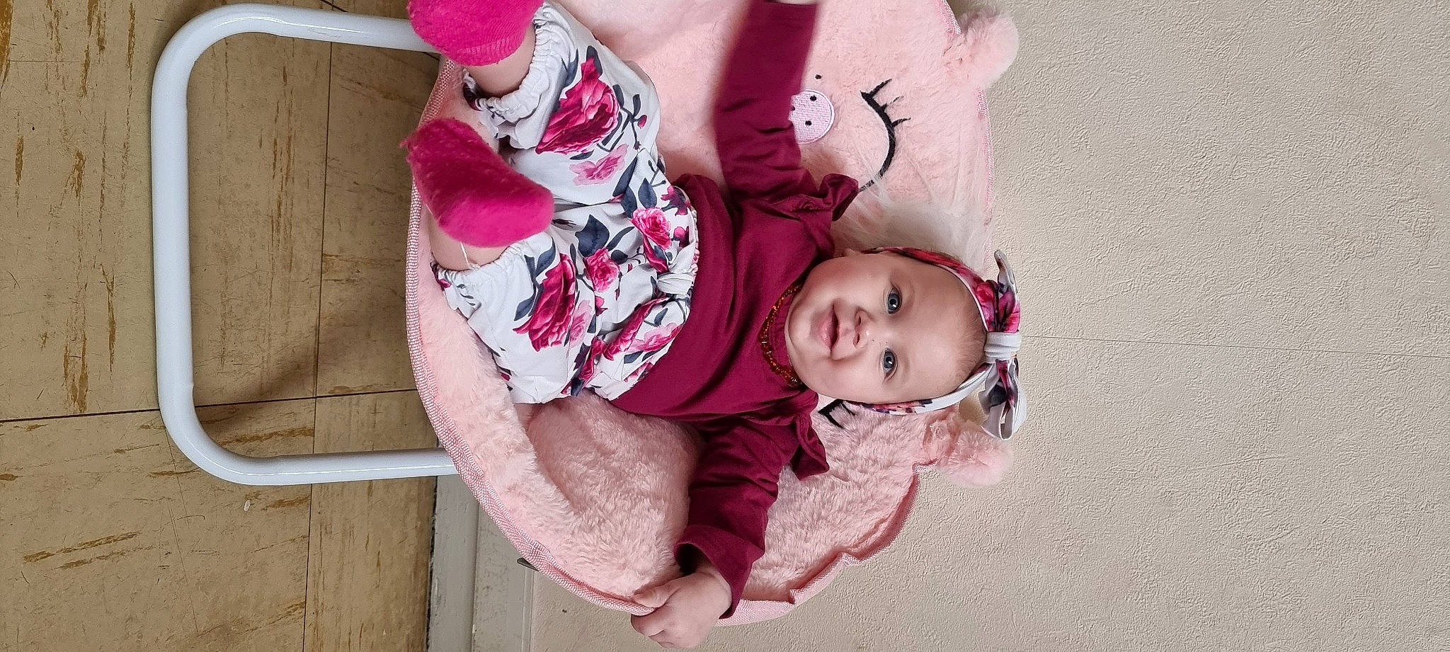 Emma participe au concours pour gagner de l'argent avec cette photo : baby, baby_toddler_clothing, cheek, comfort, dress, eye, finger, gesture, hand, happy, headwear, human_body, mouth, person, pink, plant, red, skin, sleeve, toddler