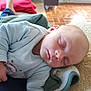 Marius a rejoint le concours — aidez-le/la à gagner de superbes lots ! baby, sleeping, blanket, clothing, person, indoor, cozy, infant, face, head, peaceful, nap, soft, pajamas, home, floor, plant, relaxation, comfort, child
