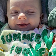 Marius a rejoint le concours — aidez-le/la à gagner de superbes lots ! baby, infant, smiling, blanket, sweater, colorful_clothing, embroidery, green, white, soft_texture, cute, happy, hands, outdoor_light, face, head, child, cozy, pattern, nature_theme