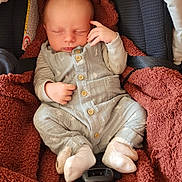 Marius a rejoint le concours — aidez-le/la à gagner de superbes lots ! baby, newborn, sleeping, infant, car_seat, blanket, clothing, cute, cozy, indoor, child, soft, warm, peaceful, small, bundle, resting, portrait, hands, feet