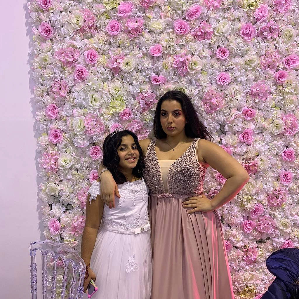 Issra a rejoint le concours — aidez-le/la à gagner de superbes lots ! blossom, ceremony, dress, event, fawn, flower, formal_wear, gown, joy, magenta, pattern, peach, person, petal, pink, plant, prom, smile, spring, textile